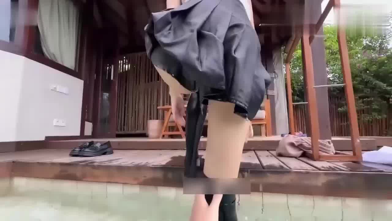  【反差女神】JK嫩模五官天使魔鬼身材，女上位嫩穴紧裹肉棒，尽情输出女神榨射高潮。 的剧照1