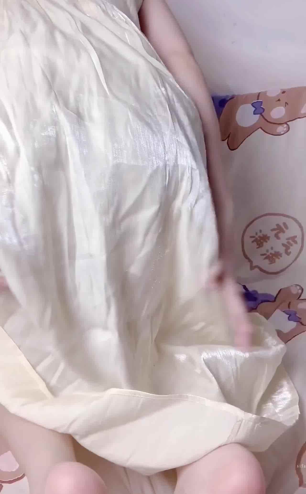  温柔吊带白裙 的剧照2