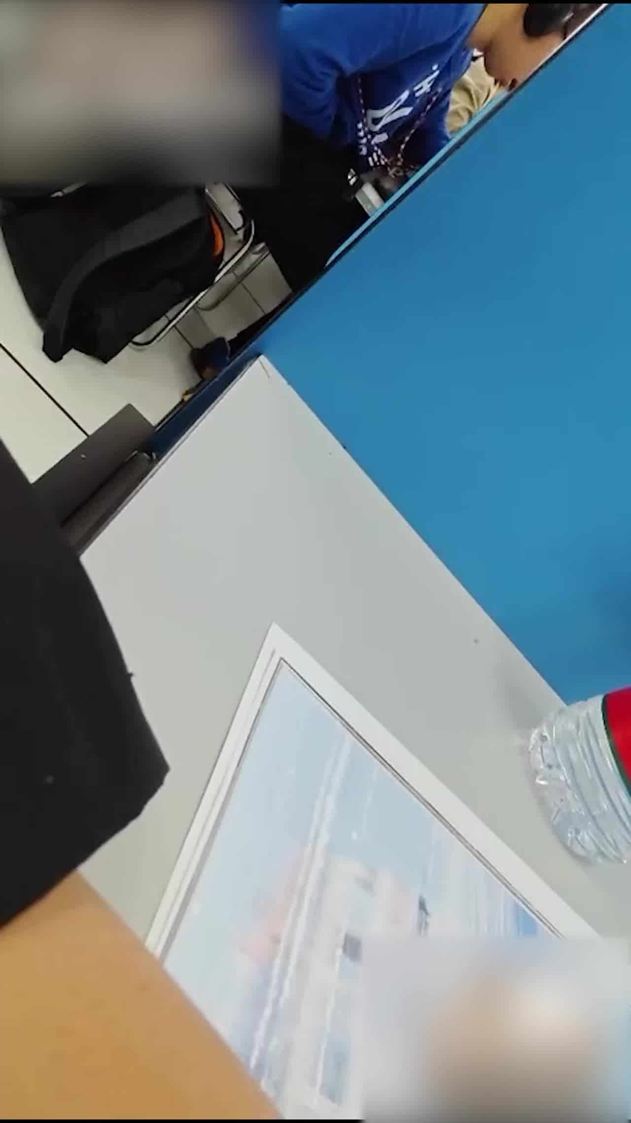  门事件 大学生在听力教室打飞机视频曝光，一节课打四次，专注打飞机都没注意有人偷拍 的剧照7