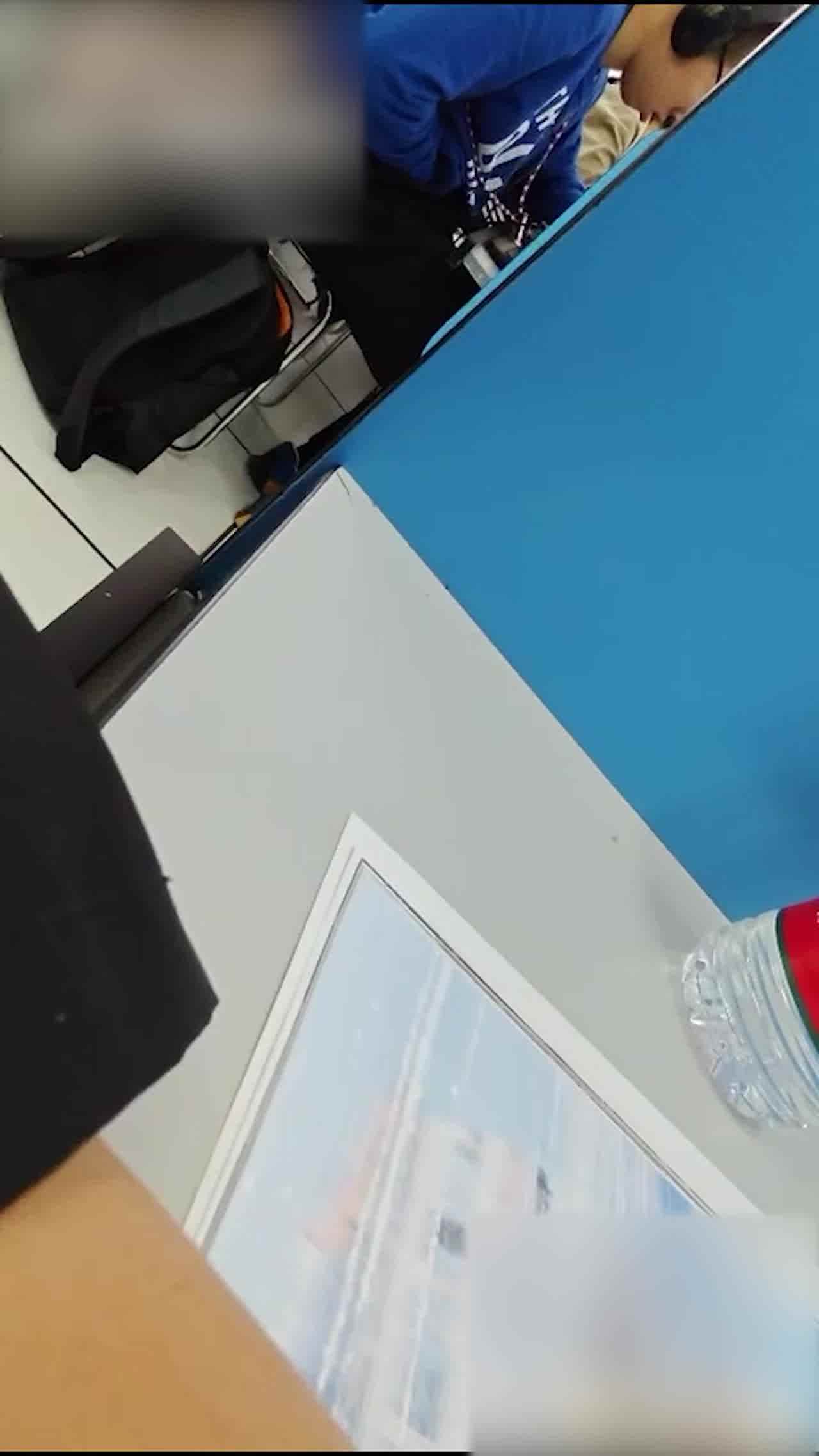  门事件 大学生在听力教室打飞机视频曝光，一节课打四次，专注打飞机都没注意有人偷拍 的剧照9