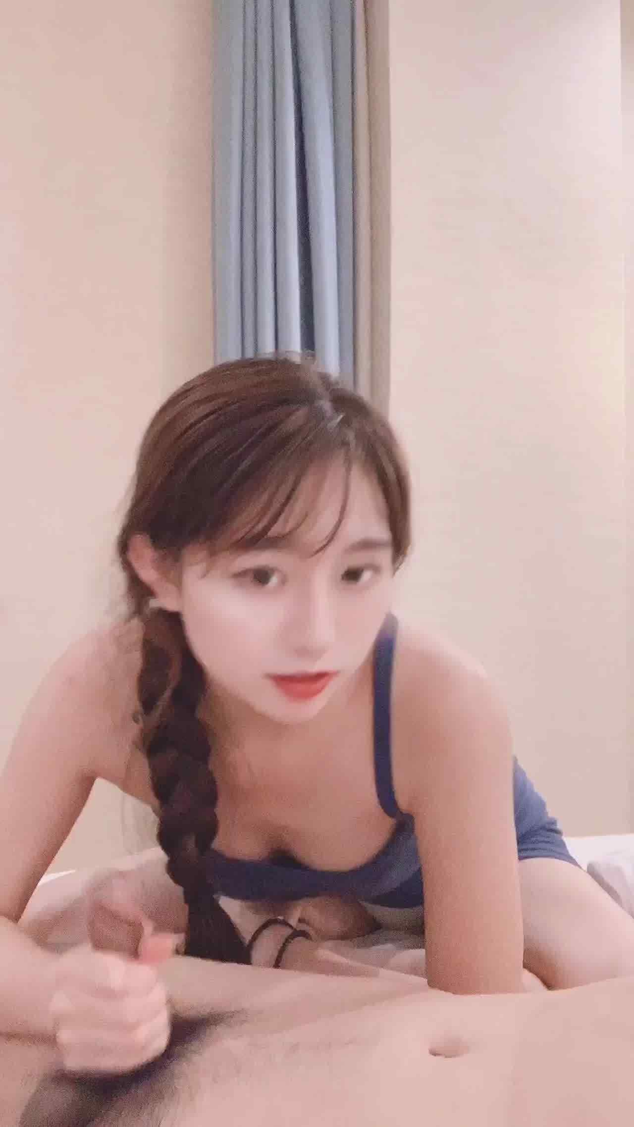  91女神 不见星空 帮粉丝打飞机 短视频 的剧照1