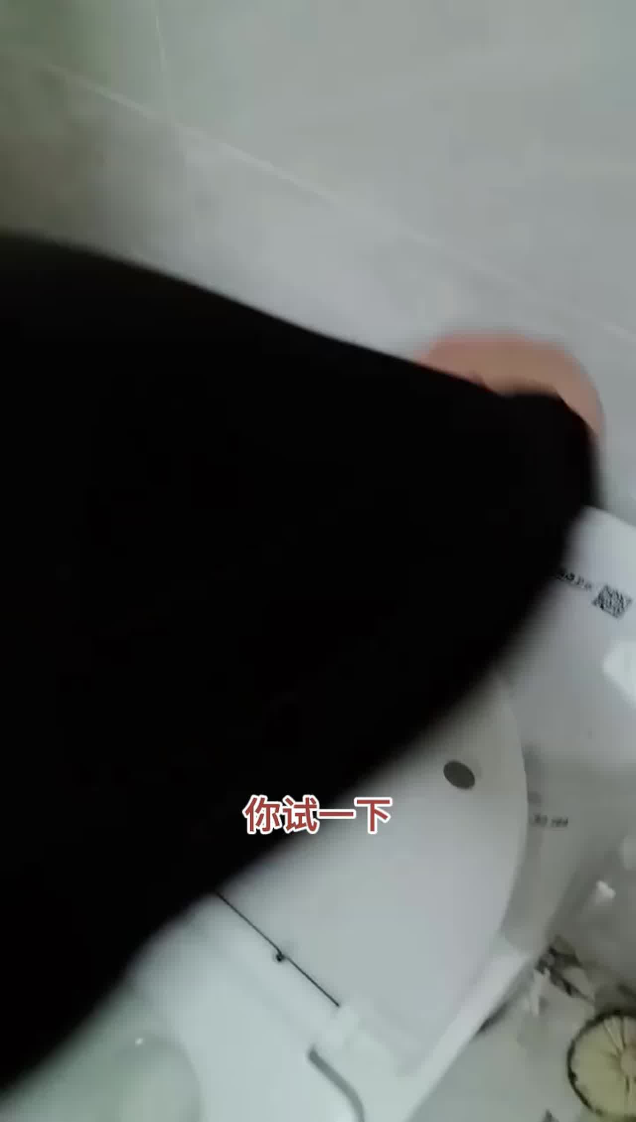  【真实勾引外卖员】男：我家人不会看到吧。女：不会的，你几天没操了，你有女朋友啊？千万别射里面啊别别！ 的剧照2