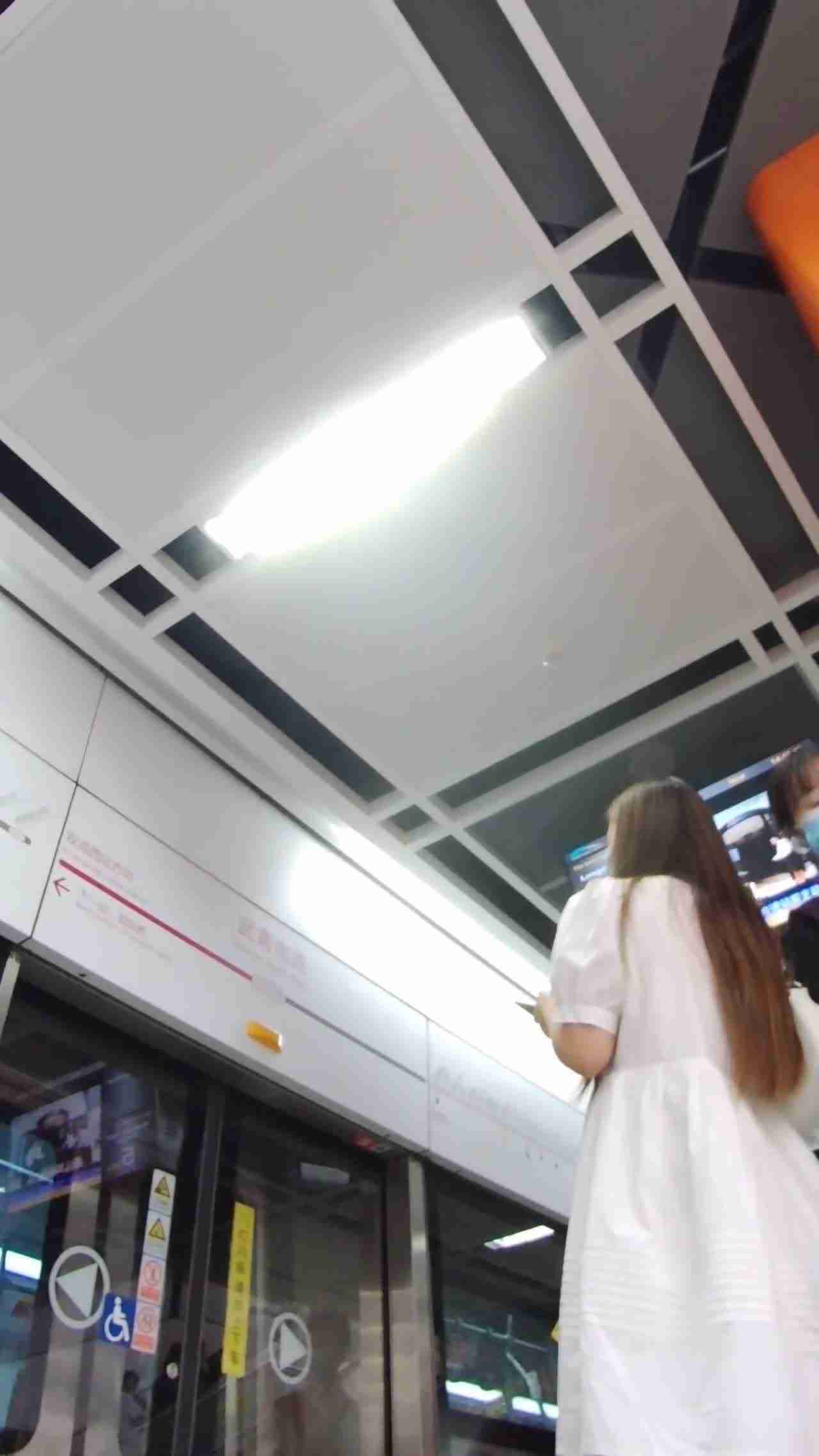  地铁偷拍小姐姐的裙底风光 的剧照4