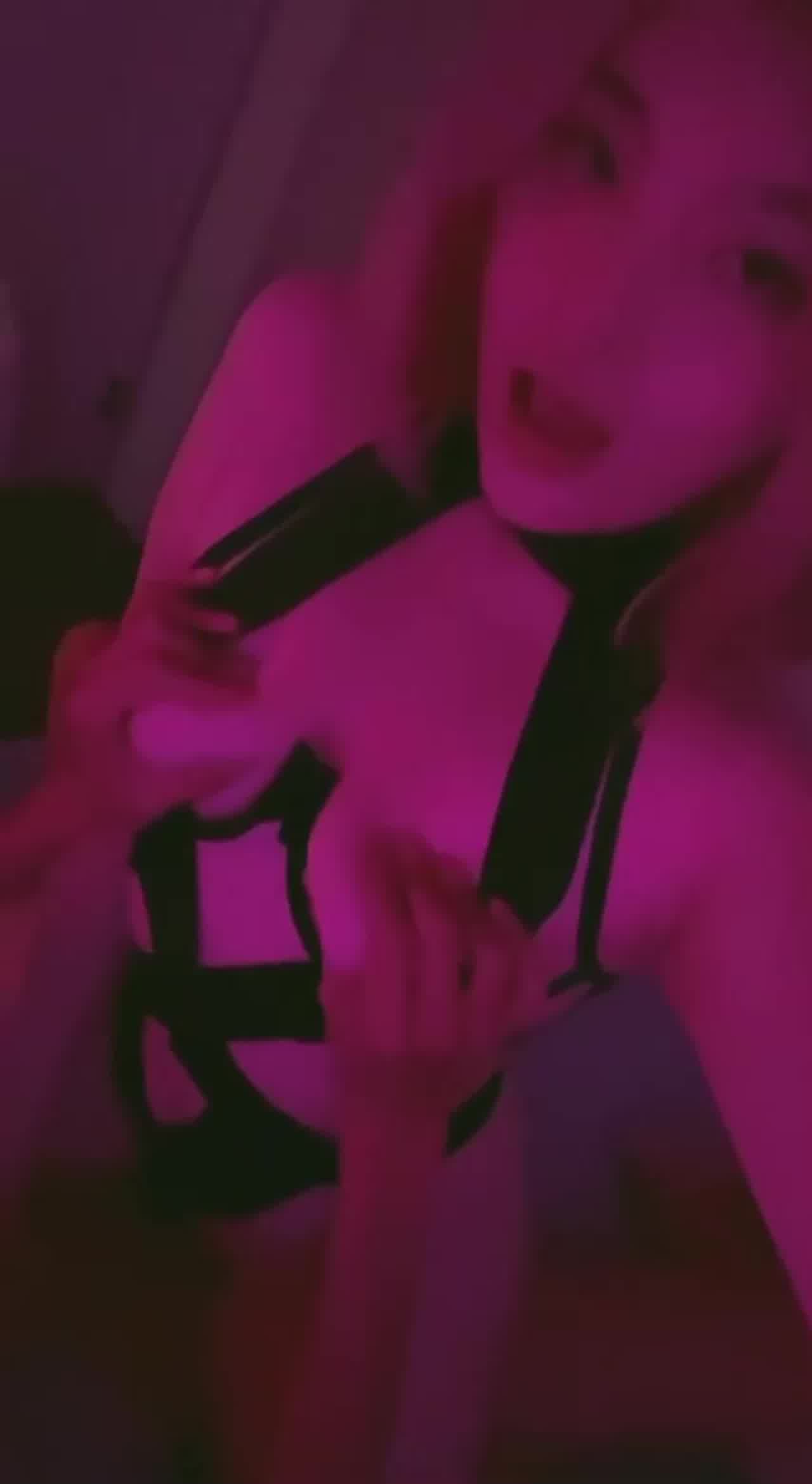  极品性感女神坐在我腿上卖力猛骑！ 的剧照7