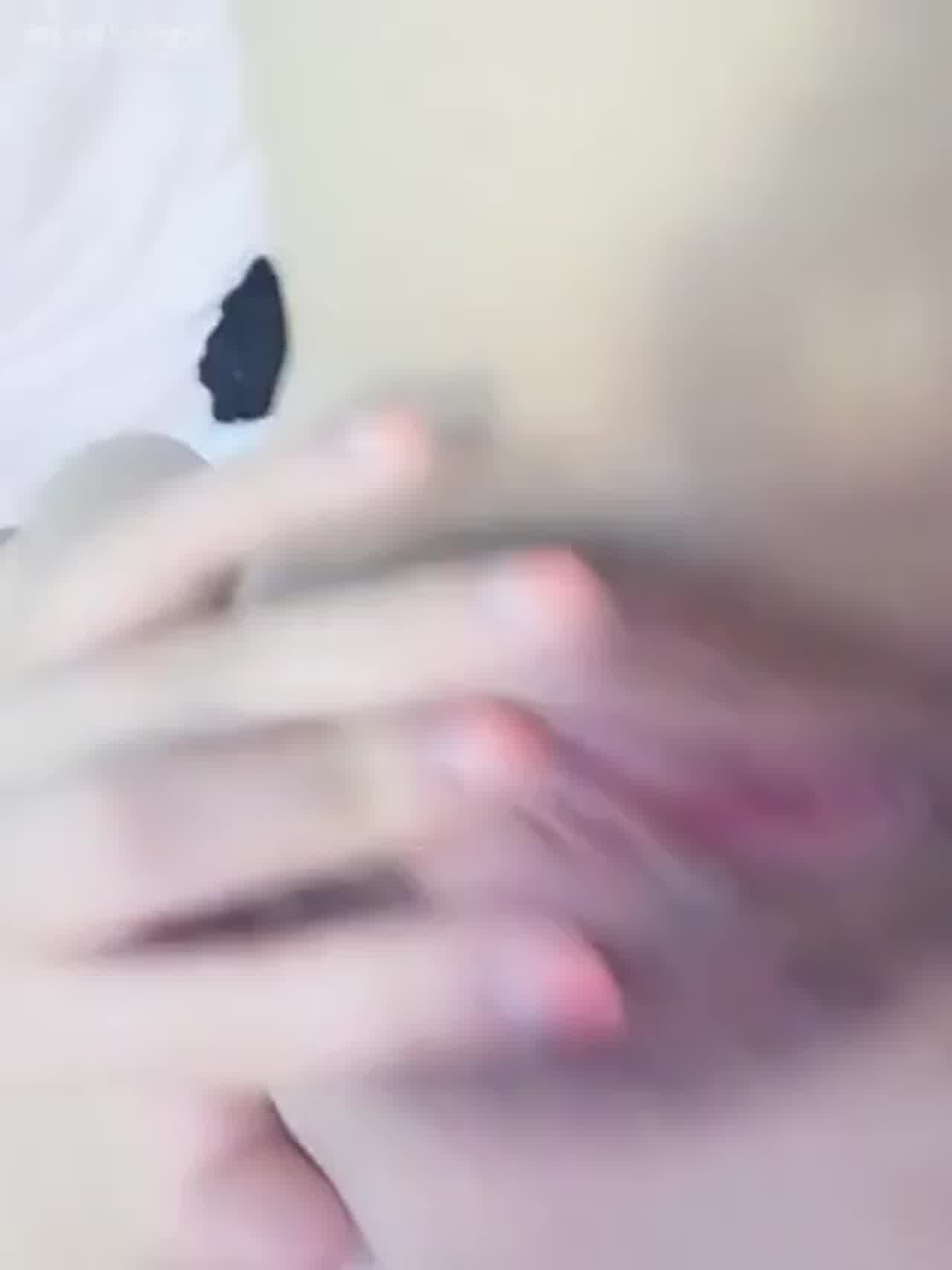  超萌小美妞可爱表面下是一副骚骚的心，紫薇流了不少水 的剧照8