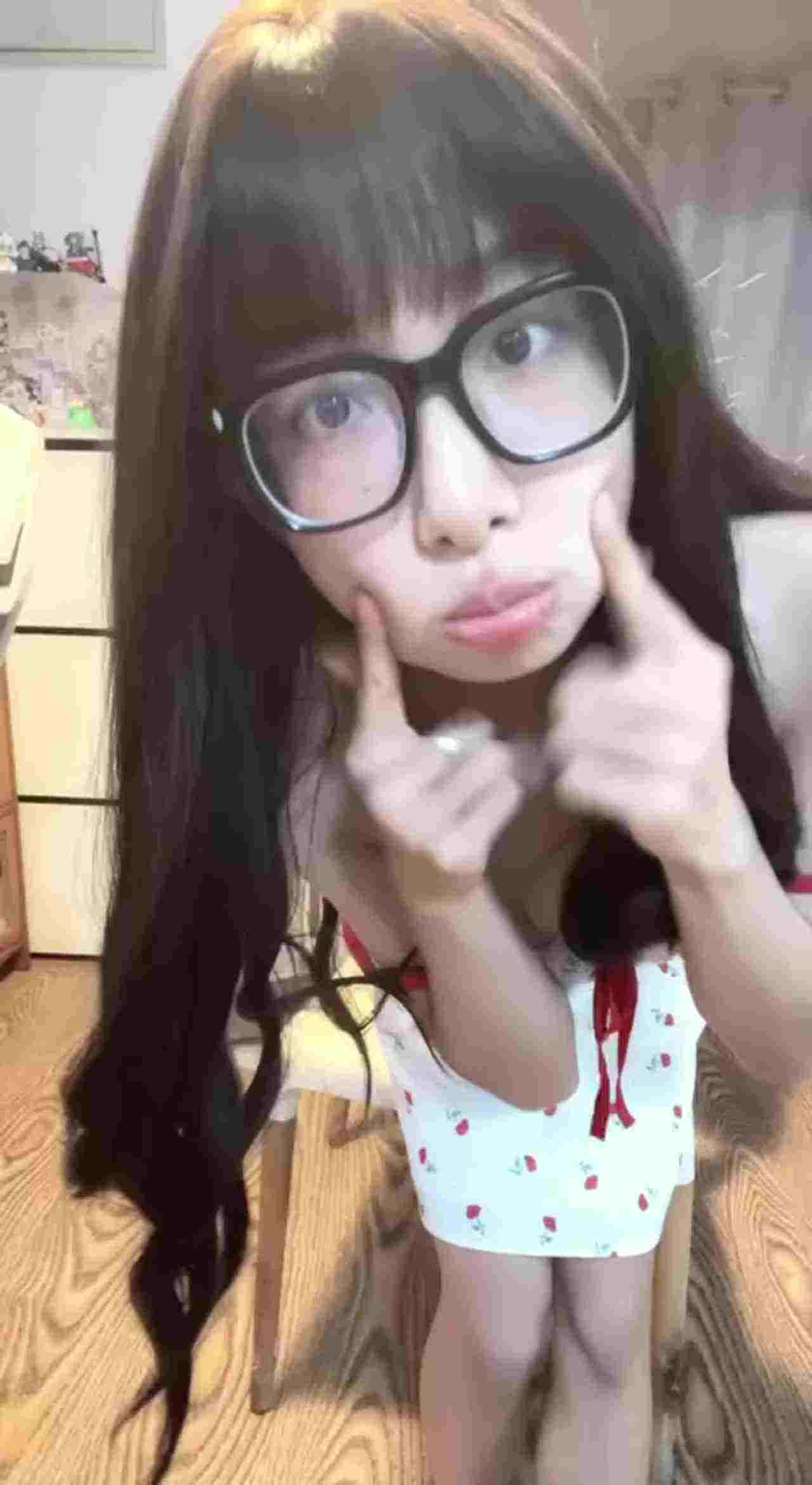  清纯吊带裙脱掉就变母狗啦 的剧照4