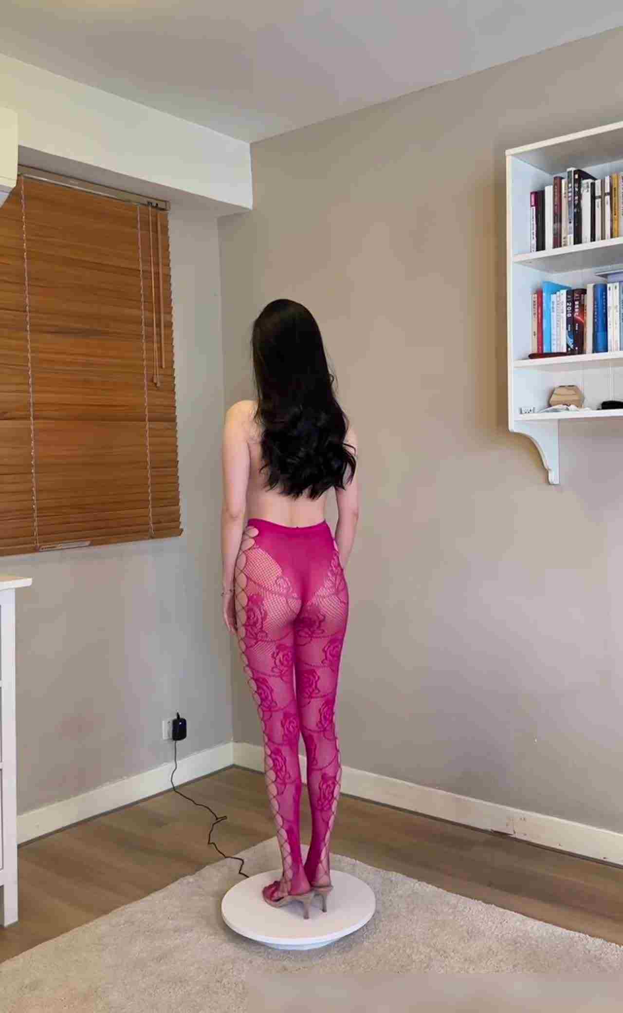  真人裸体模特展示台 的剧照6