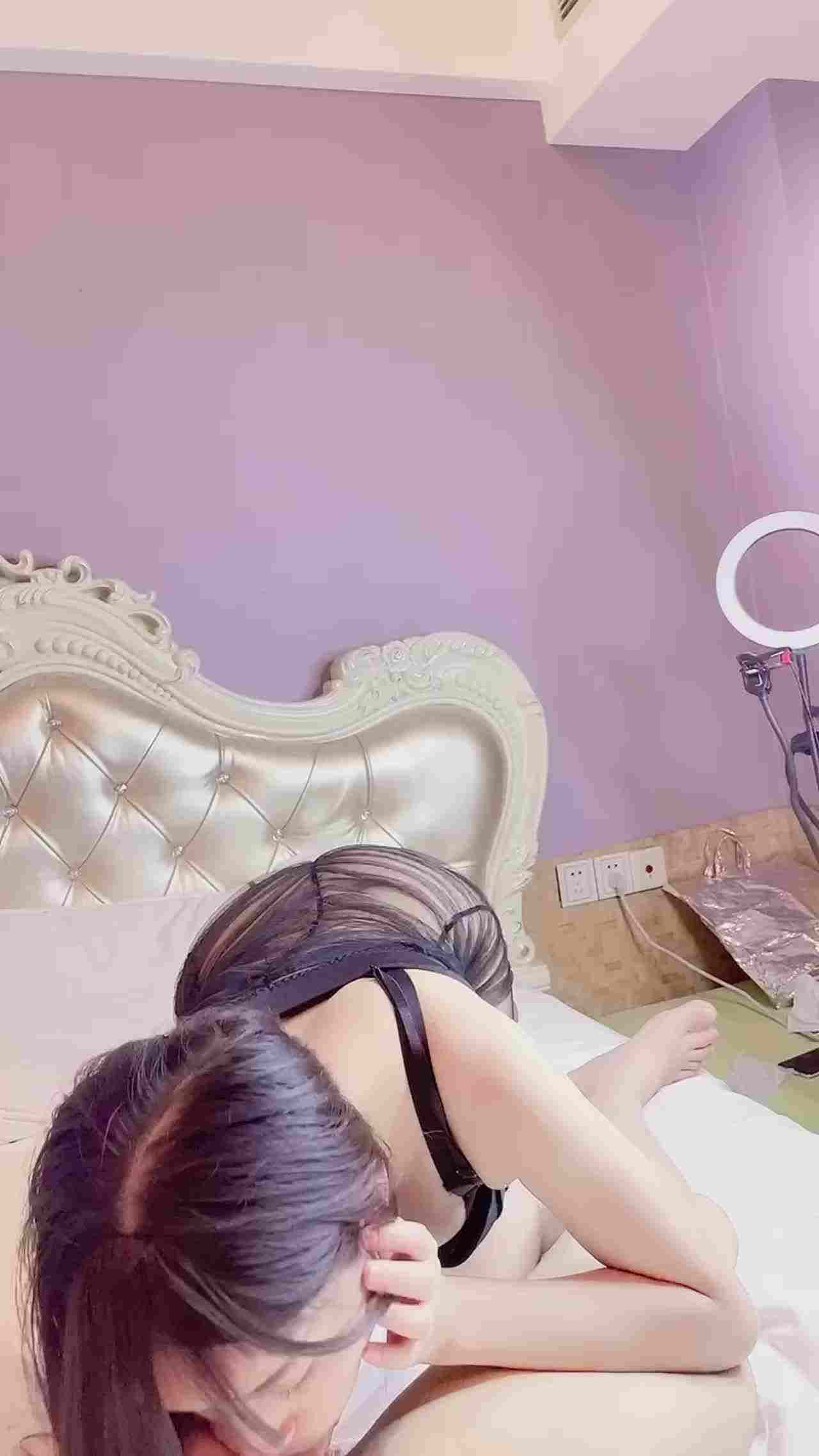  透明蕾丝情趣少女深喉受不了 的剧照3