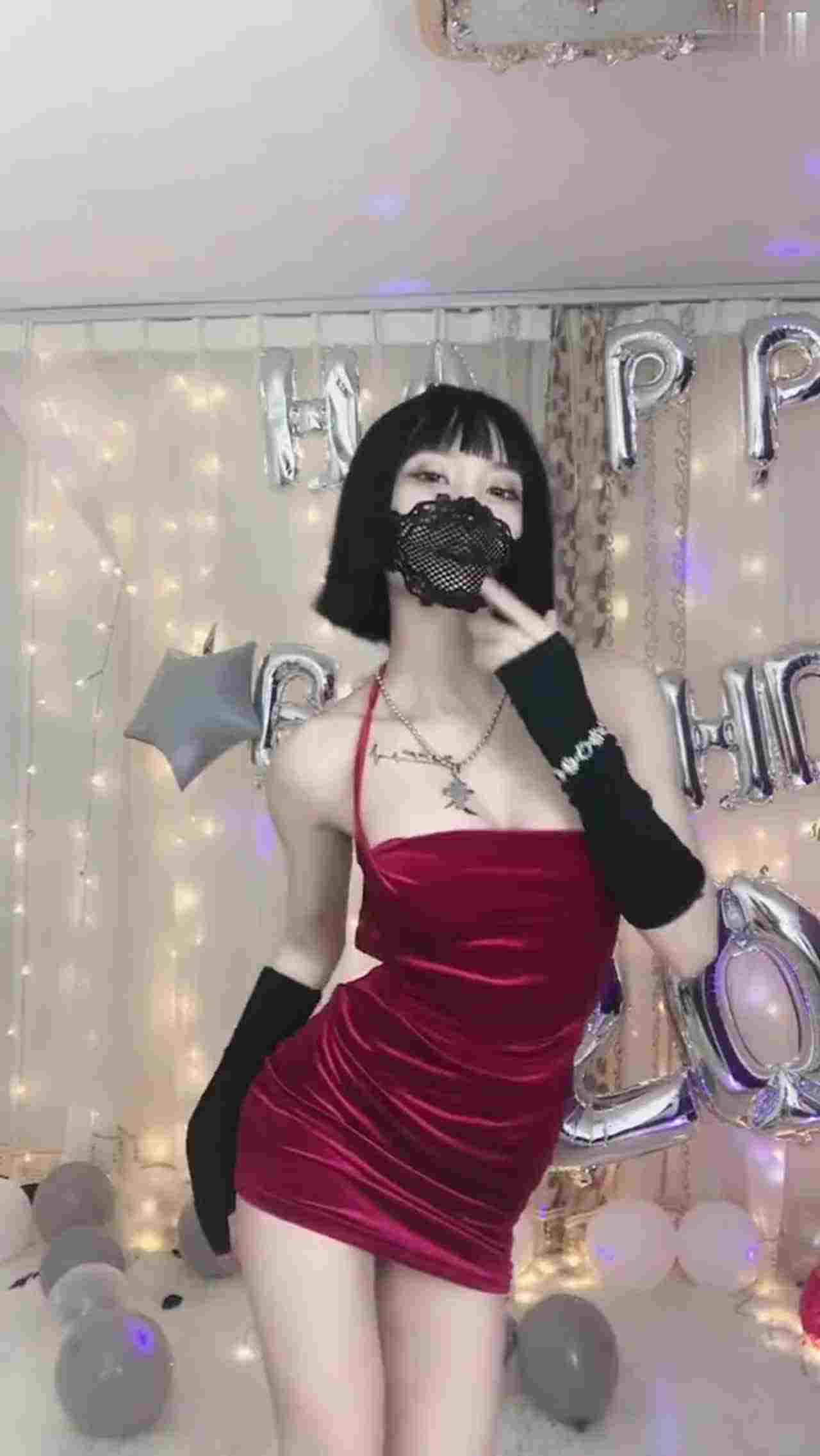  短发正妹诱惑视讯给寿星男友 的剧照5