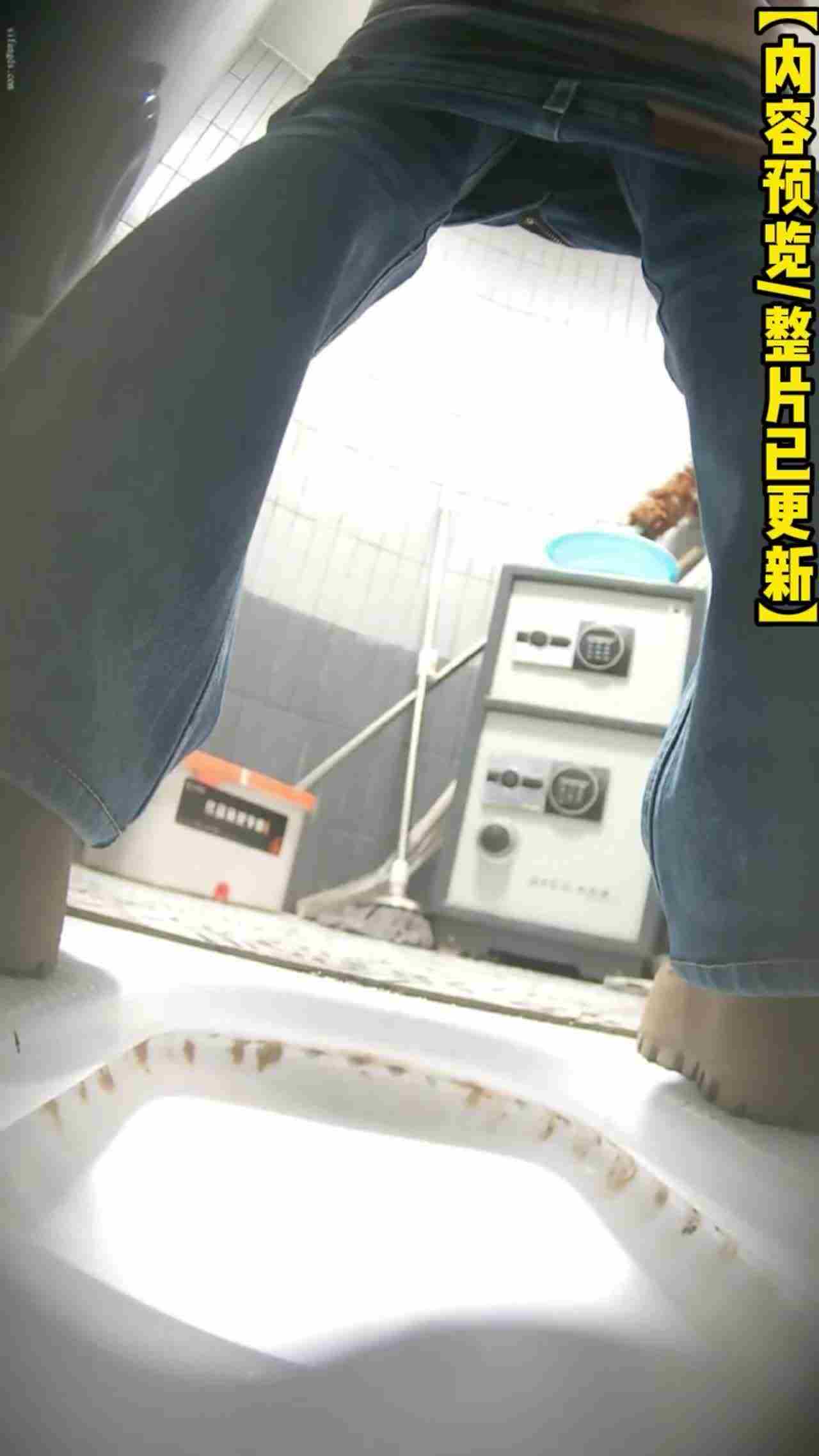  【前后双视角，这偷拍角度无敌了啊！】三月最新流出大神偷拍写字楼女厕，多位小姐姐粉嫩芬芳的花蕊！ 的剧照4