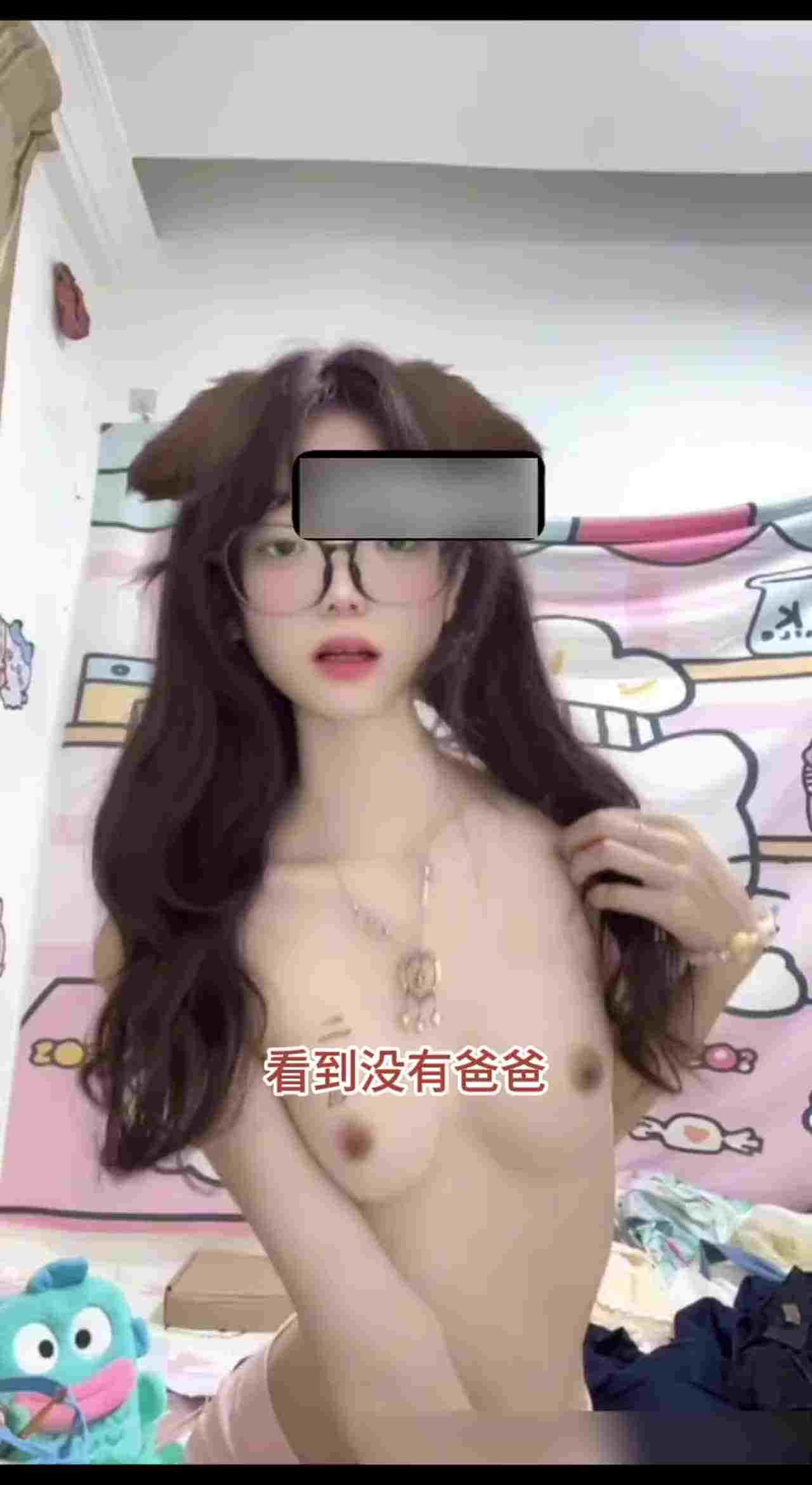  【职中最清纯的妹子】第一次拍自慰视频，看的出来很生疏，妈妈在外面工作，自己在房间小声的偷偷自慰 的剧照8