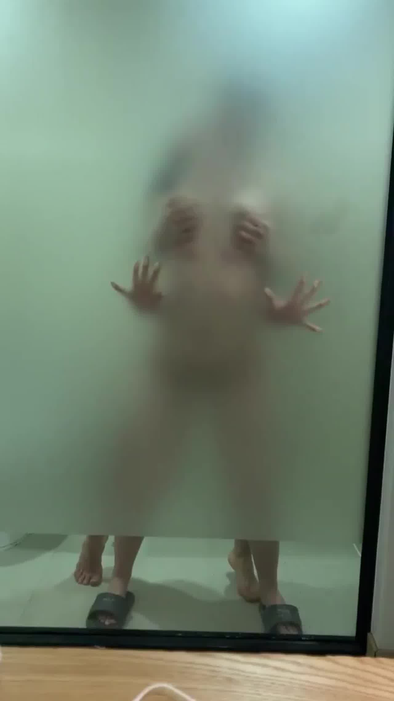  摁在玻璃使劲操 的剧照4