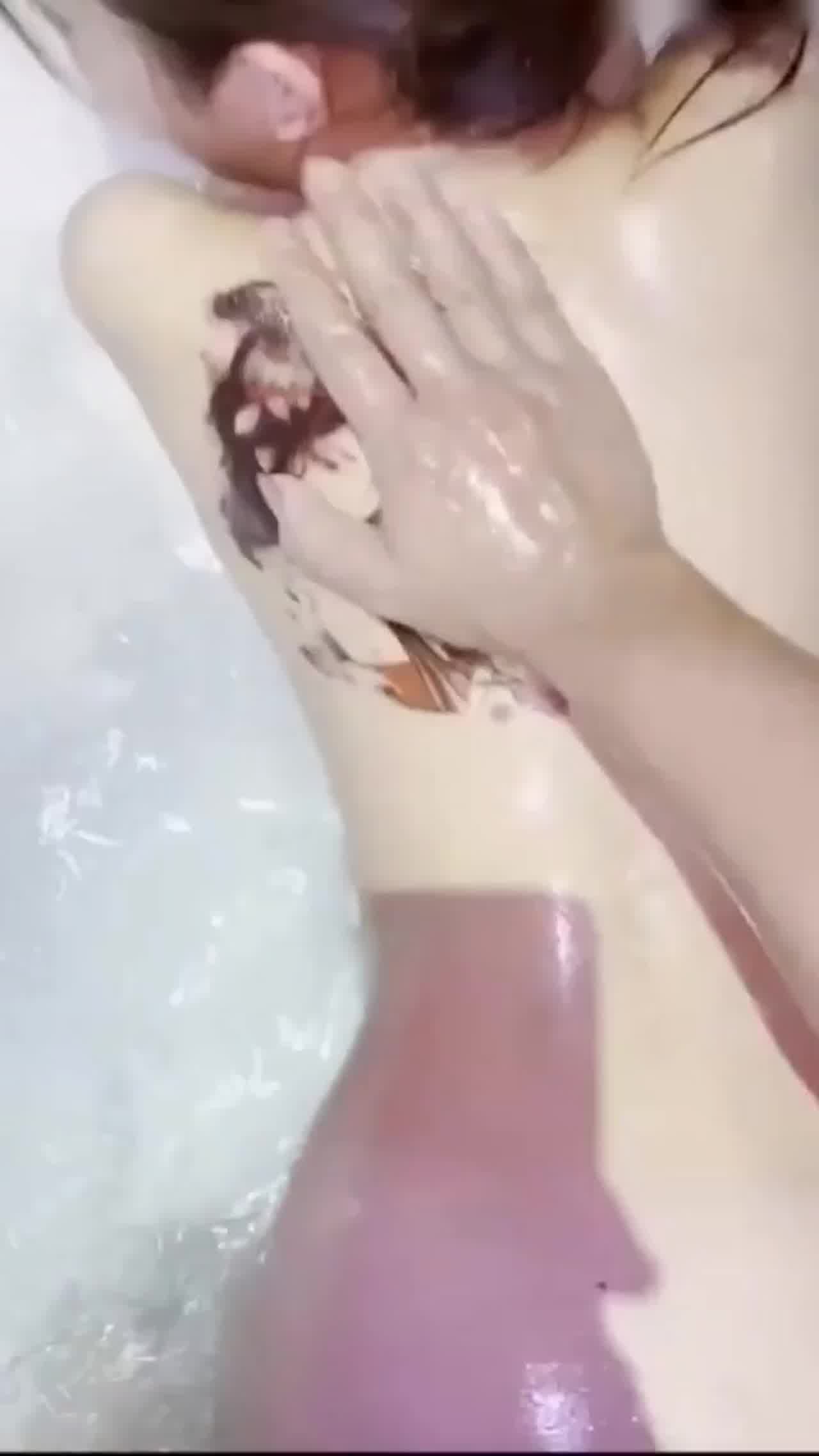  浴缸里面水戏母狗 的剧照2