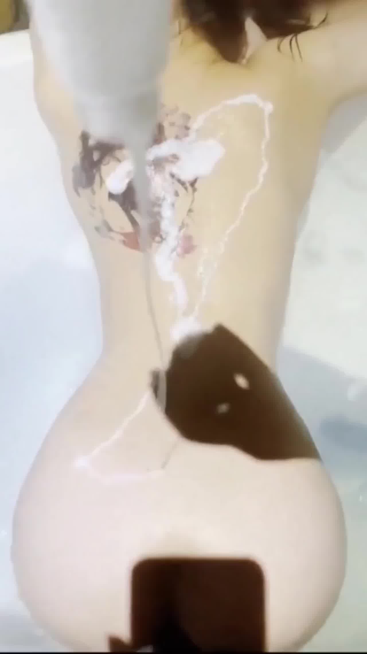  浴缸里面水戏母狗 的剧照4