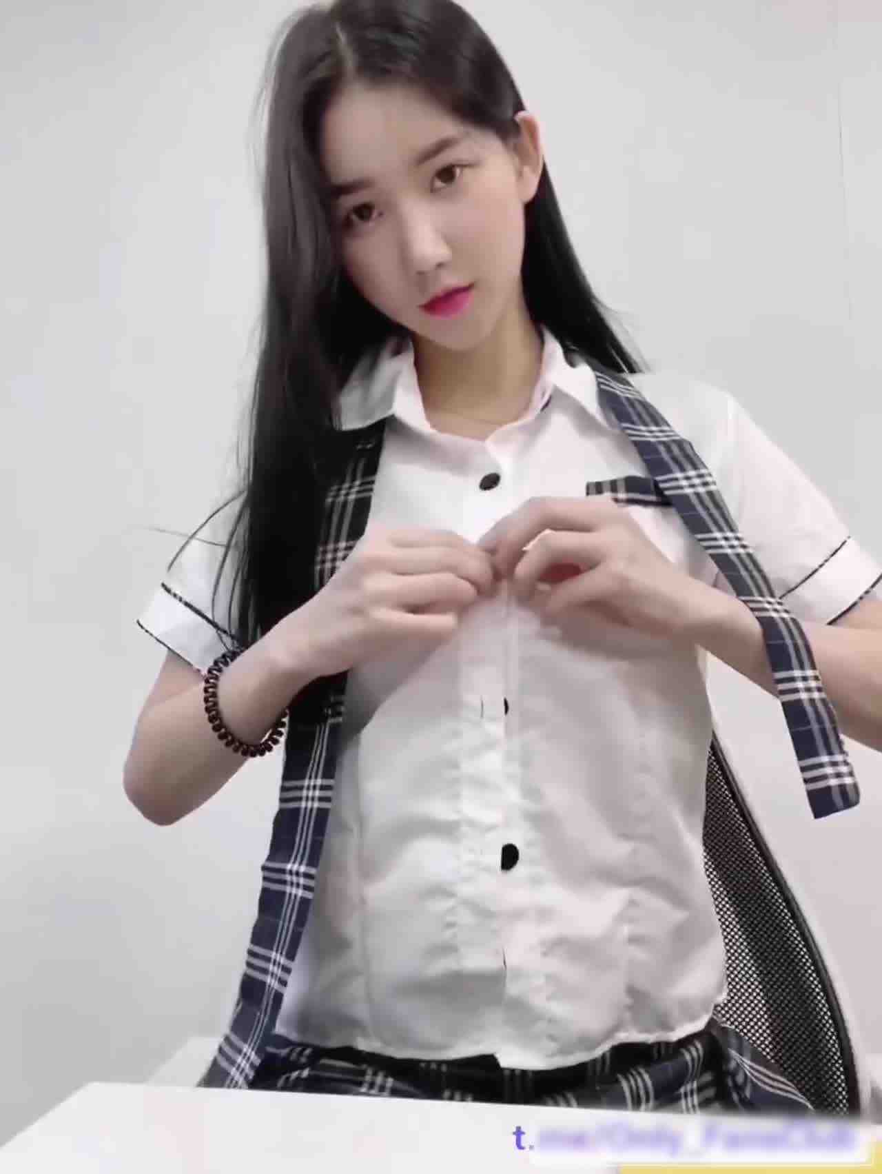  清纯含系妹子自信露出 的剧照2