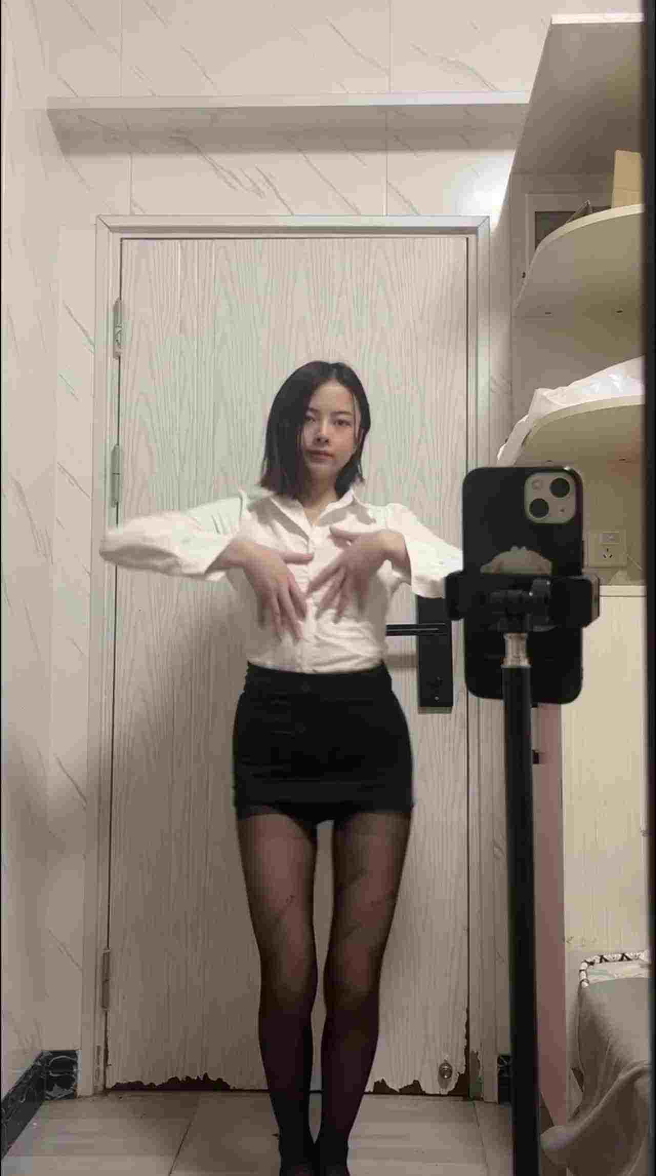  露脸高价制服定制小西西 的剧照2