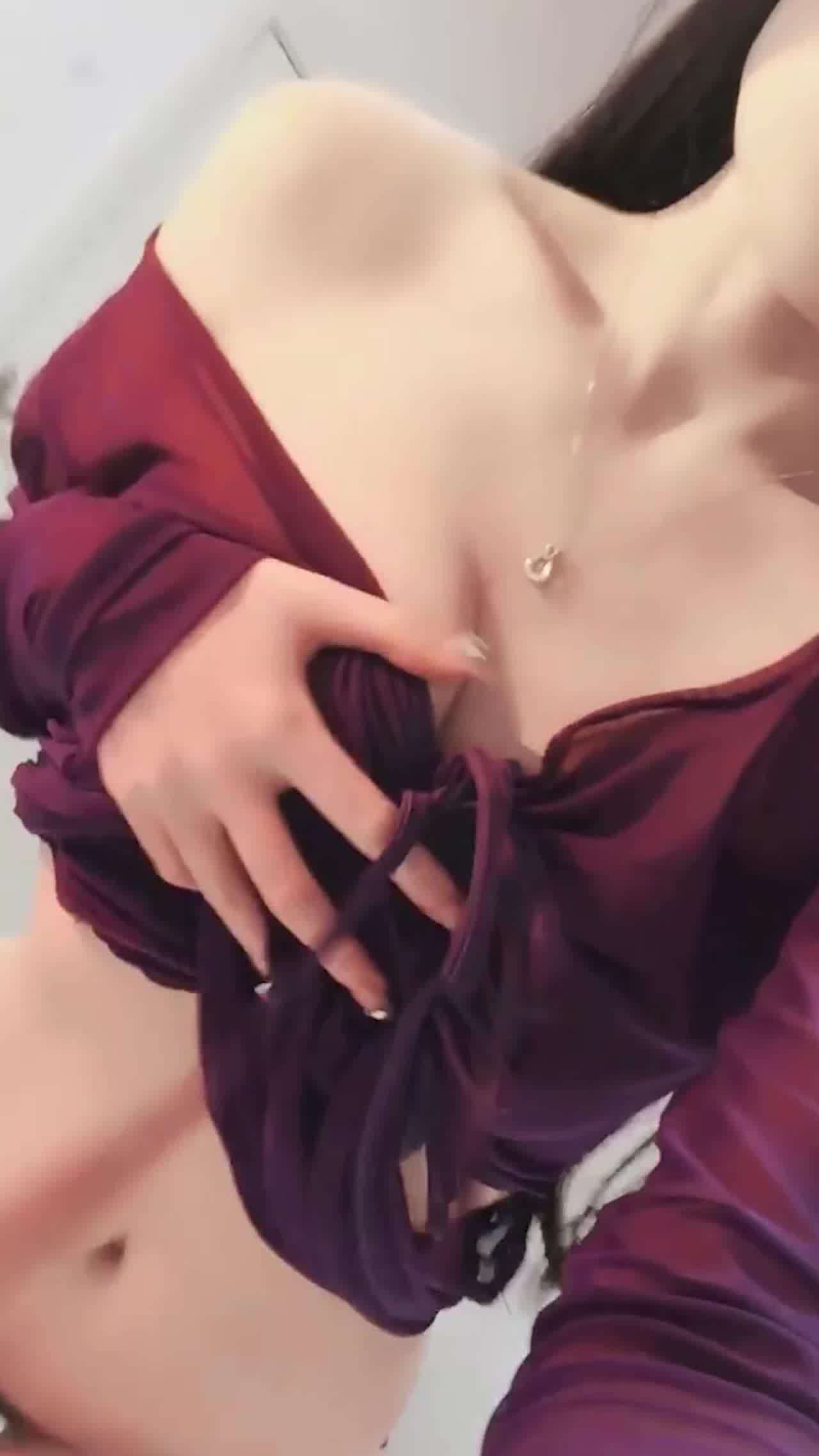  下海终于大方露粉逼，好羞耻，大眼睛颜值很高级的名媛，全身粉嫩前凸后翘 的剧照2