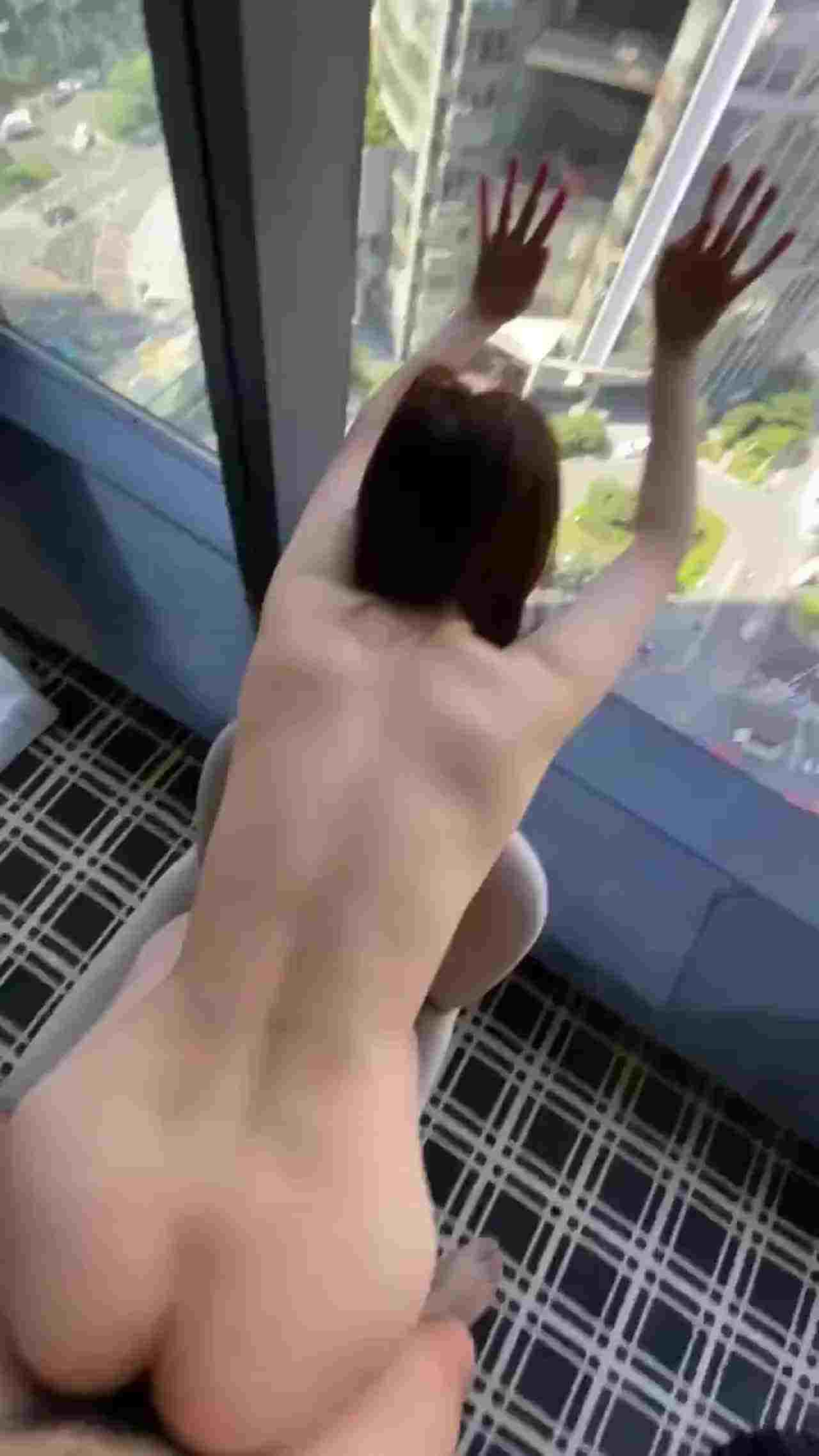  窗边后入短发骚妇 的剧照5