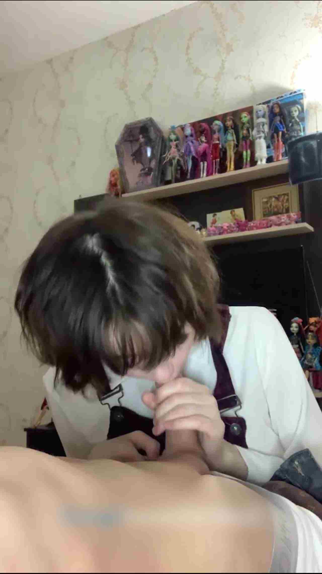  酷酷短发中性混血美女好会吸允鸡巴 的剧照1