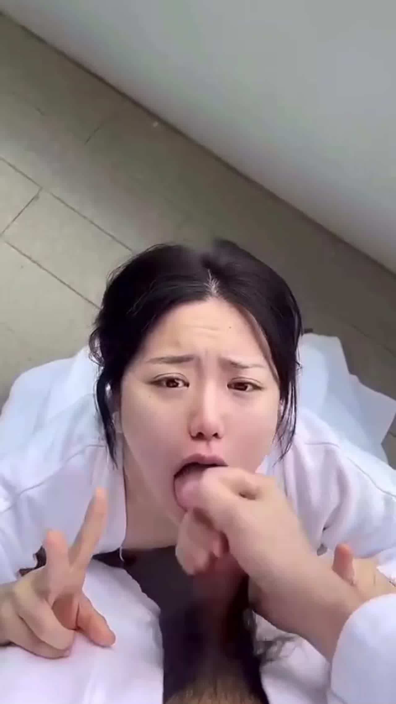  韩国小姐姐反差母狗劈腿 欲求不满成天找炮友玩肉棒 的剧照4