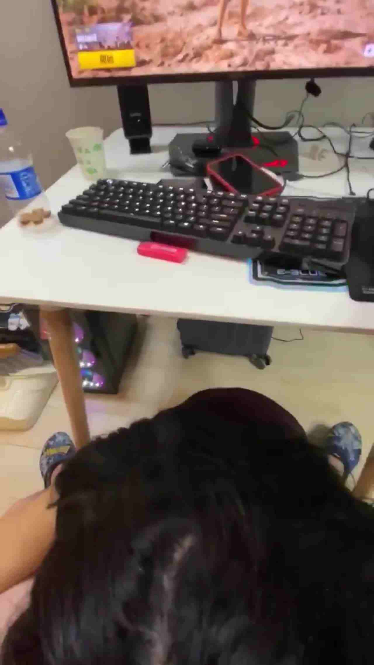  怕女友寂寞也让她一起吃鸡 的剧照2