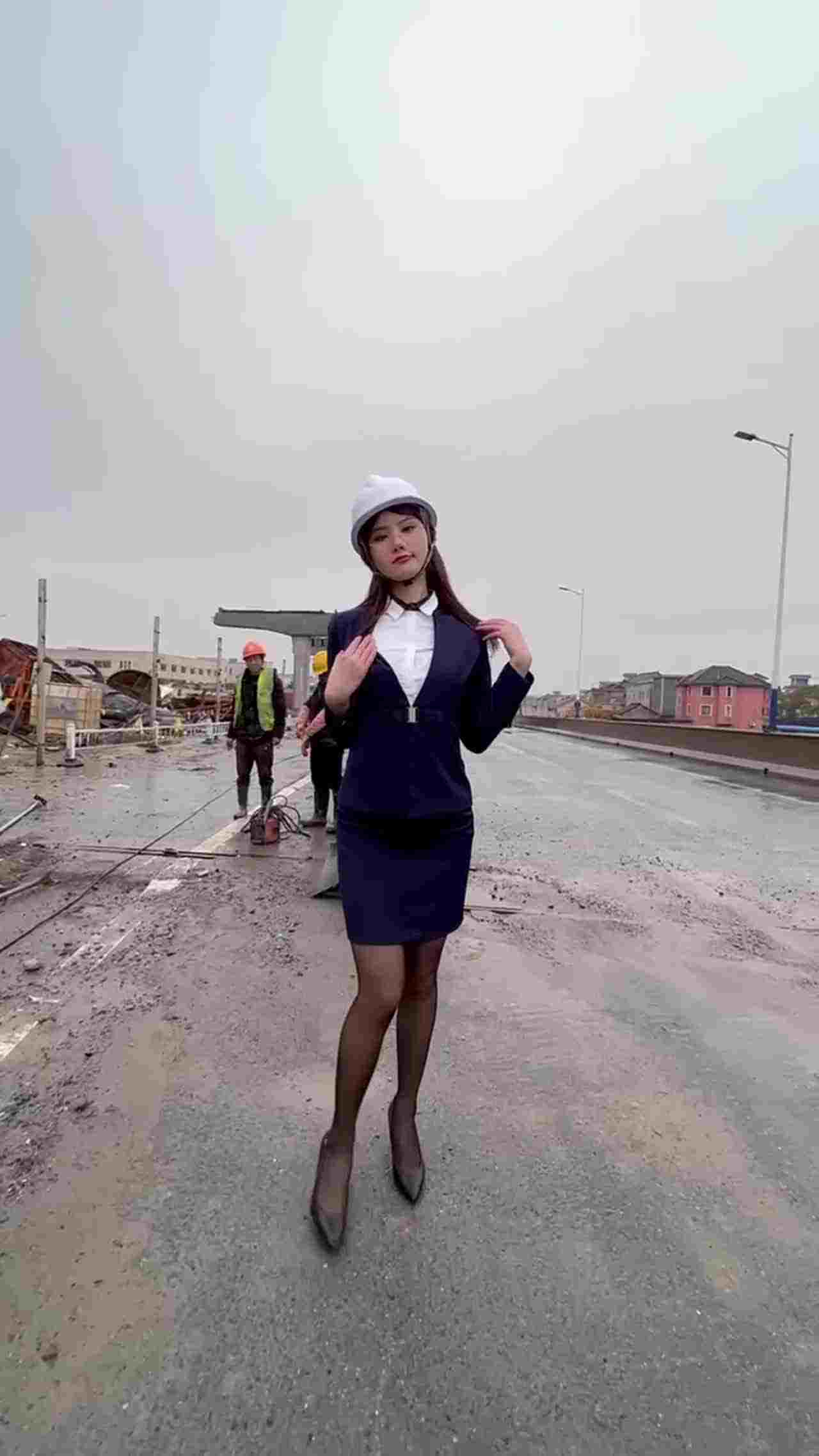  阿珠 公务员小姐户外视察工地骚样露出 的剧照1