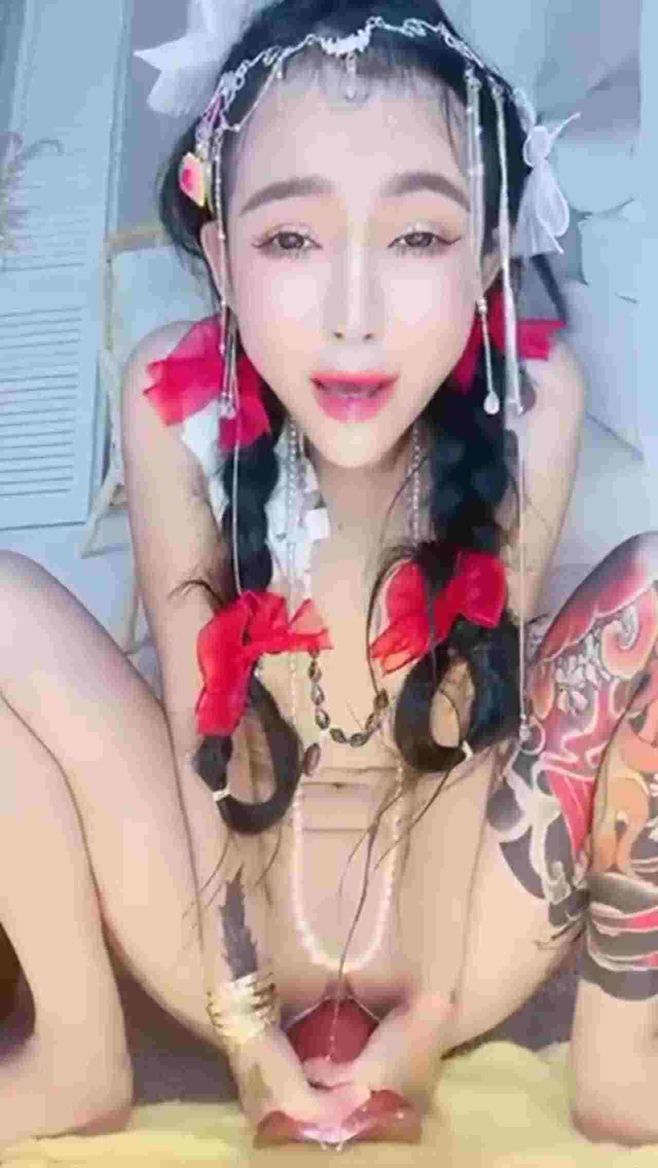  【调教重门】体验比驴屌还大的鸡巴插入骚穴 的剧照6