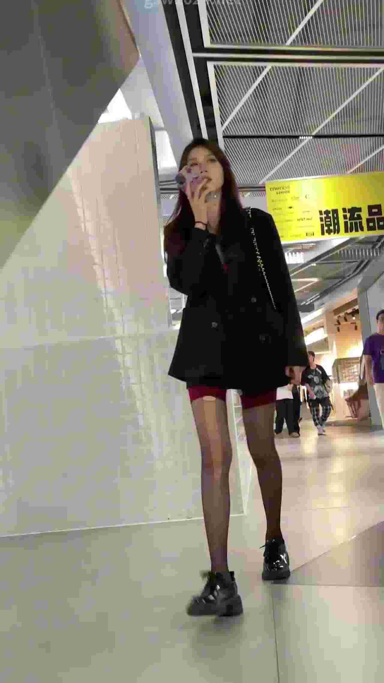  黑丝短裙下诱人的底裤 的剧照10