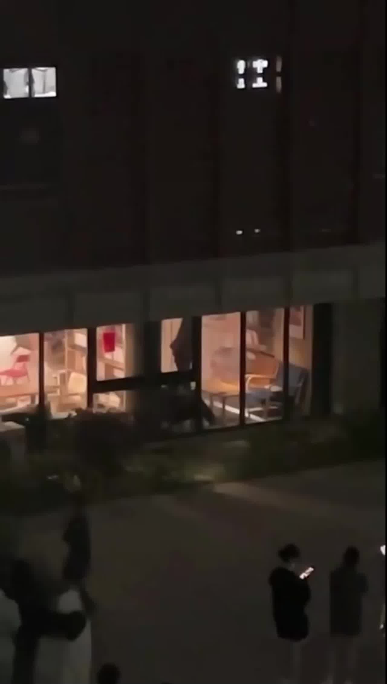  福建平潭一学校小情侣隔着单向玻璃做爱引围观 的剧照9