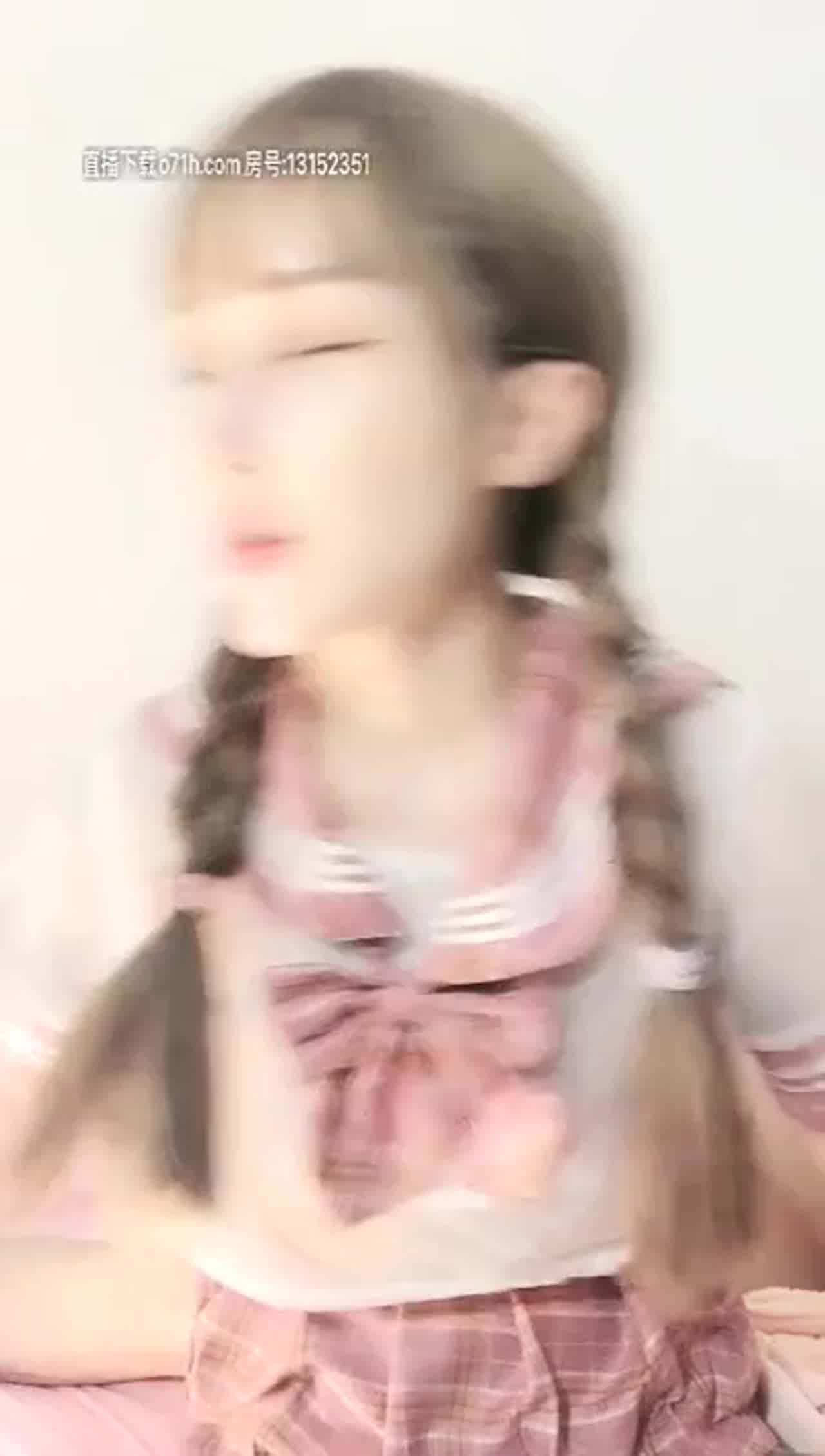  甜美娃娃脸妹子穿学生服卖萌，和炮友激情啪啪 的剧照9