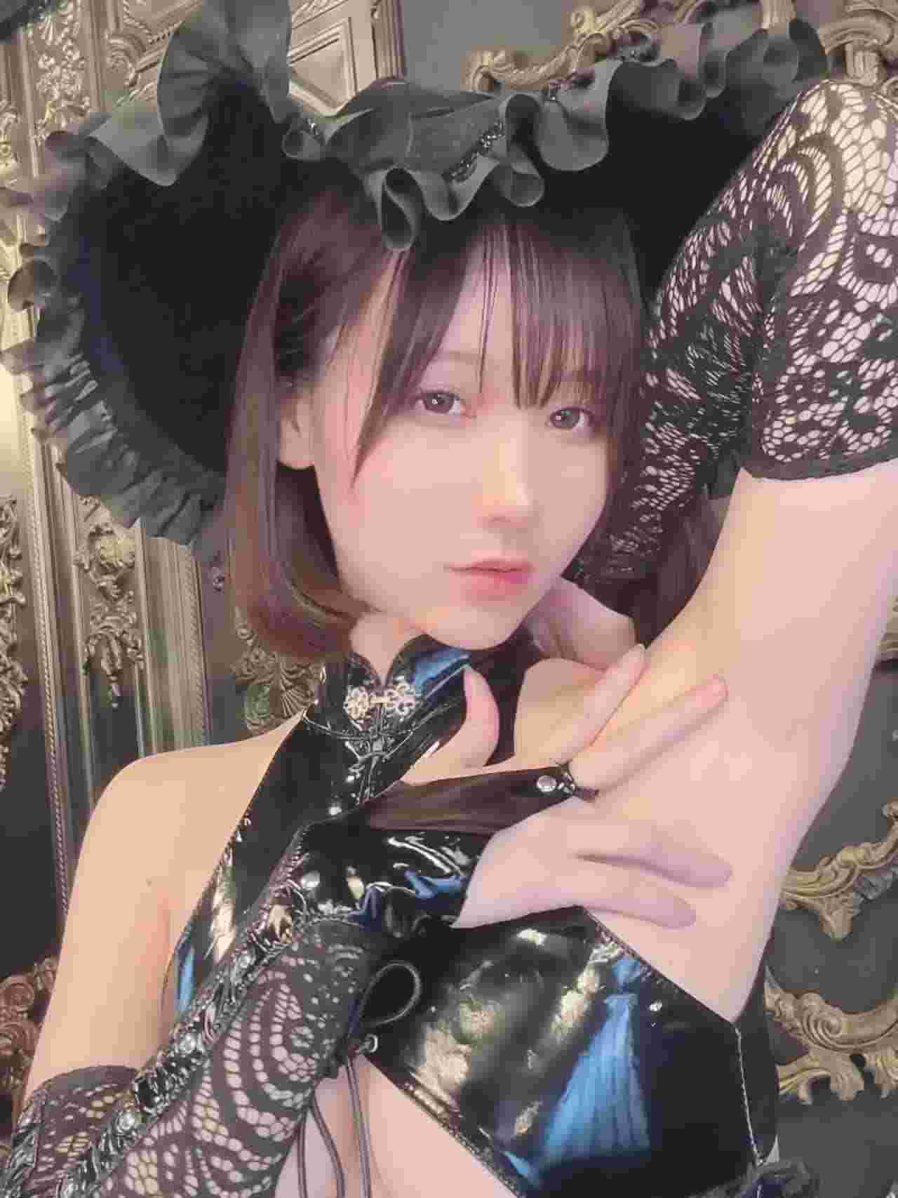  福利姬 短发清纯正妹美臀爆乳装情趣诱惑 的剧照4