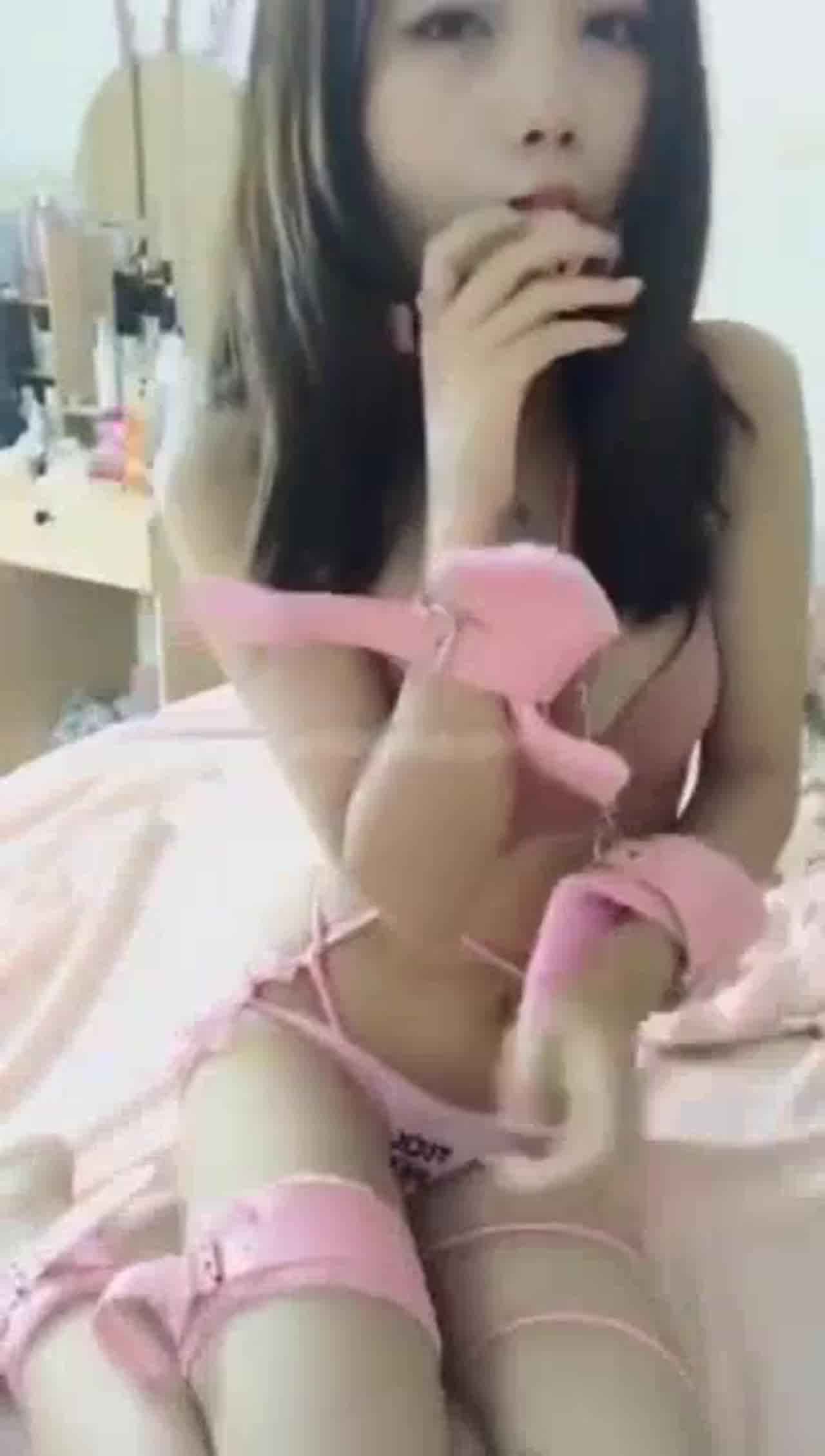  人气网红美女贝贝SM性爱自拍流出～可爱小母狗就爱吃棒棒 的剧照3