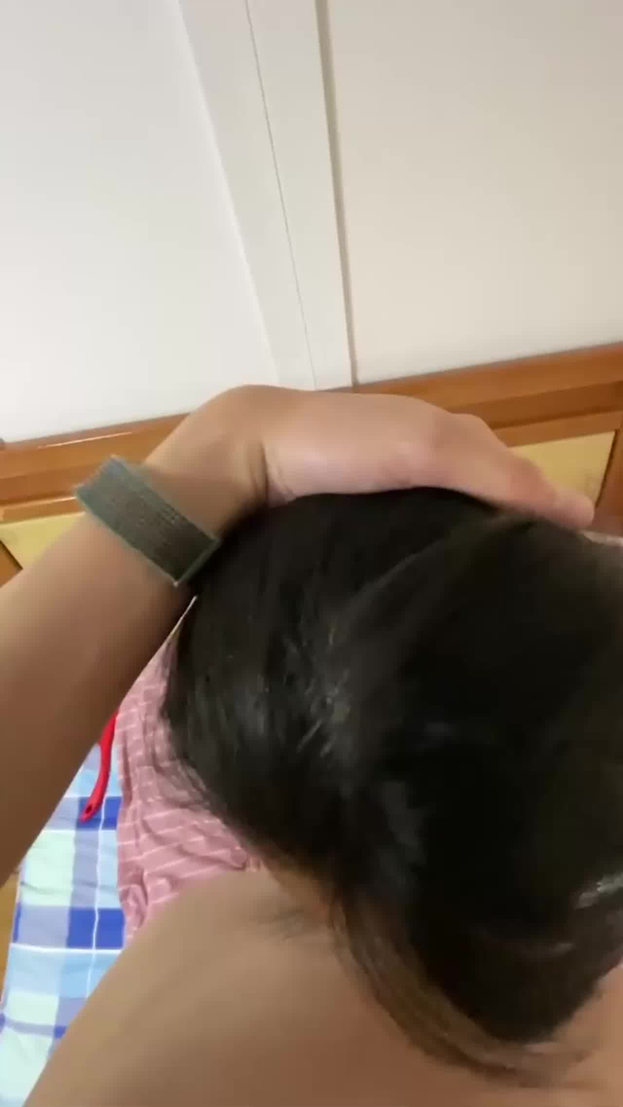  这个少妇是我对门邻居，老公在外上班，我老婆也经常出差，我家有时在她家，有时在我家偷情！ 的剧照4