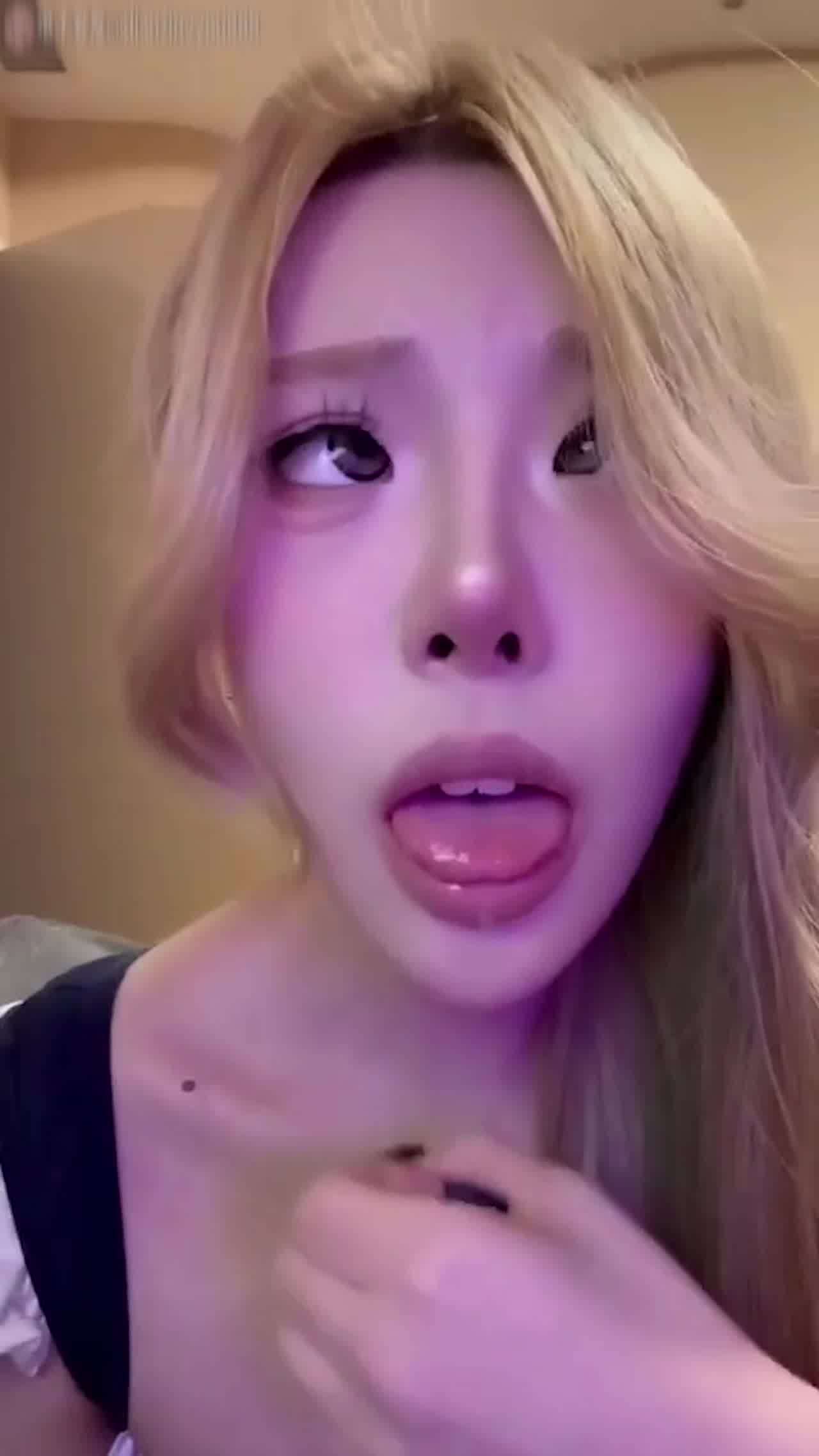  抖音网红大尺度阿黑颜自拍「枭娍」皮衣反差又欲又御姐母狗 的剧照7