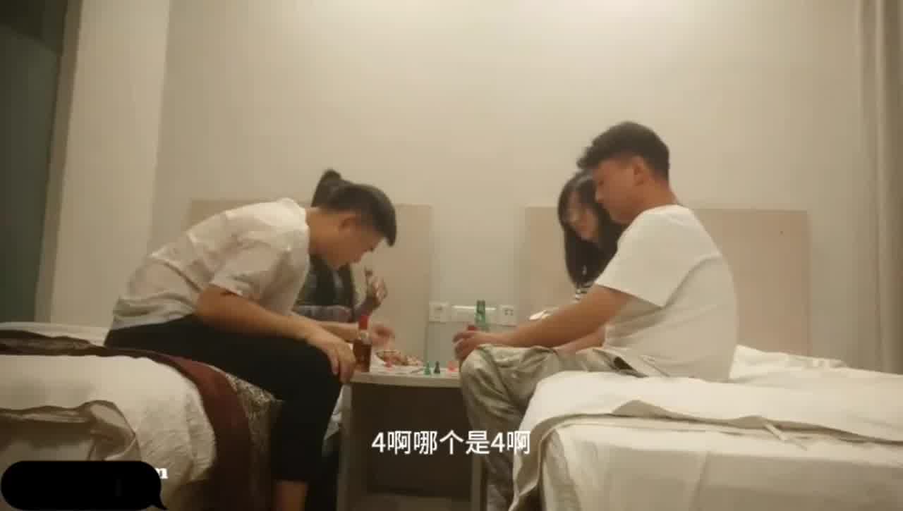  换妻翻车现场 两对夫妻玩游戏 后面貌似被发现了直接翻车 为了弥补 自己干自己老婆 的剧照3