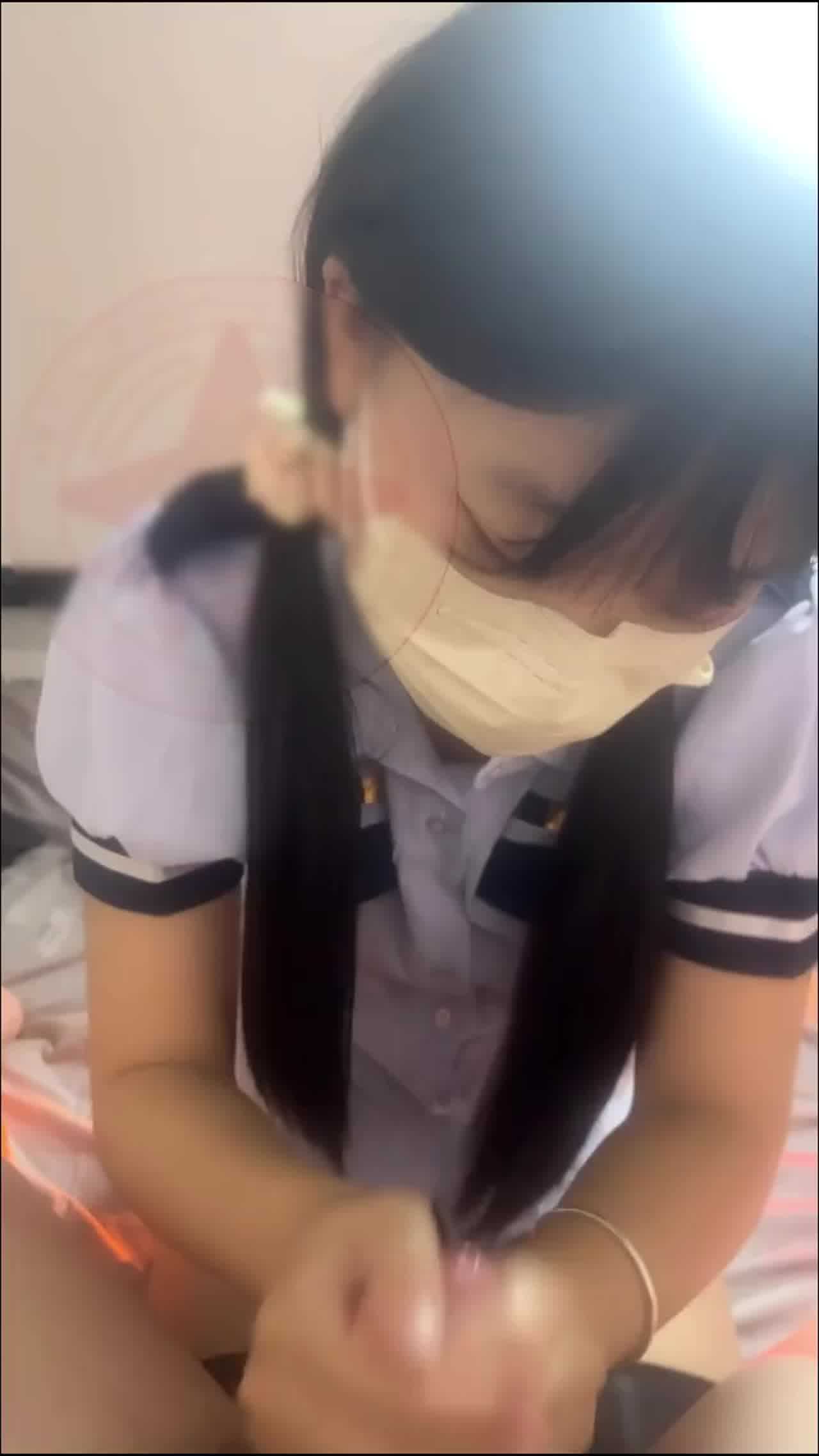  自购新届福利姬-清纯双马尾学妹被扇哭了，口爆吞精在吐出来，给主人当m母狗，被重重扇了好几巴掌 的剧照10