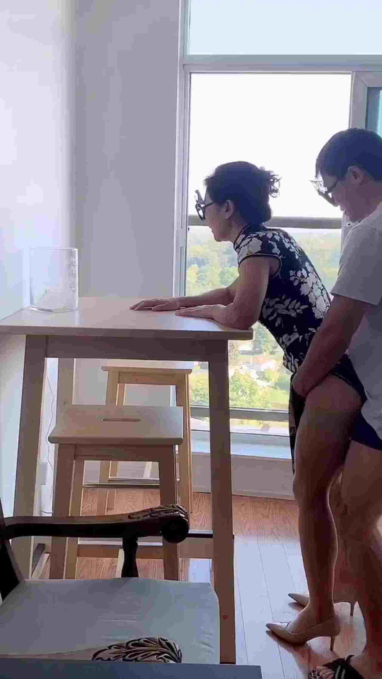  外企高管娇妻被下属爆操 的剧照9