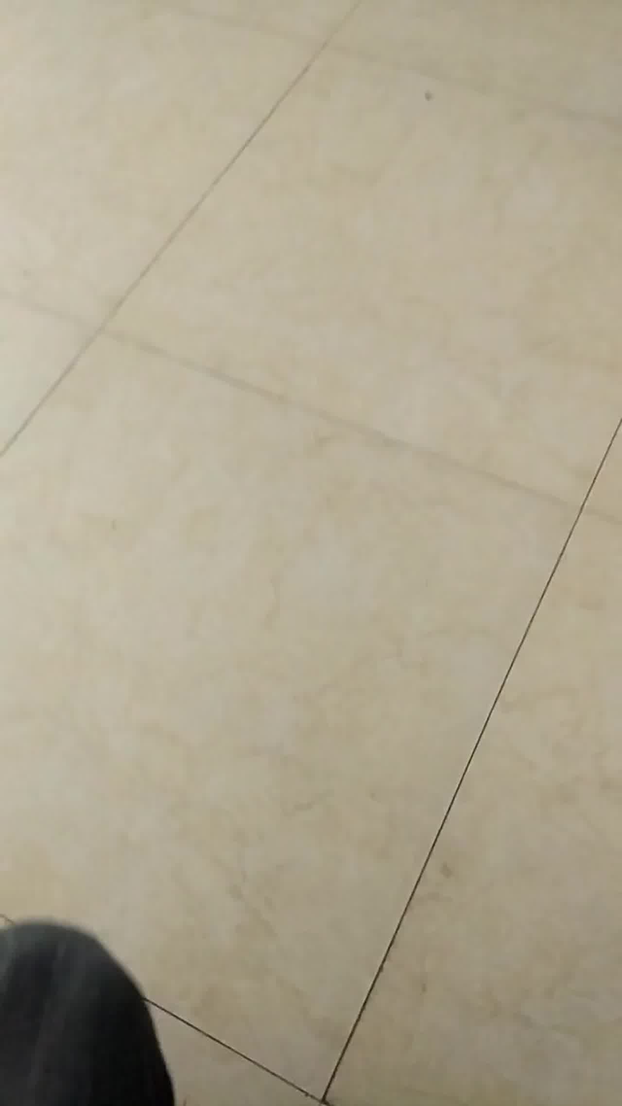  飞机侠对撸黑丝少妇，受不了胡乱射精洒满地 的剧照3