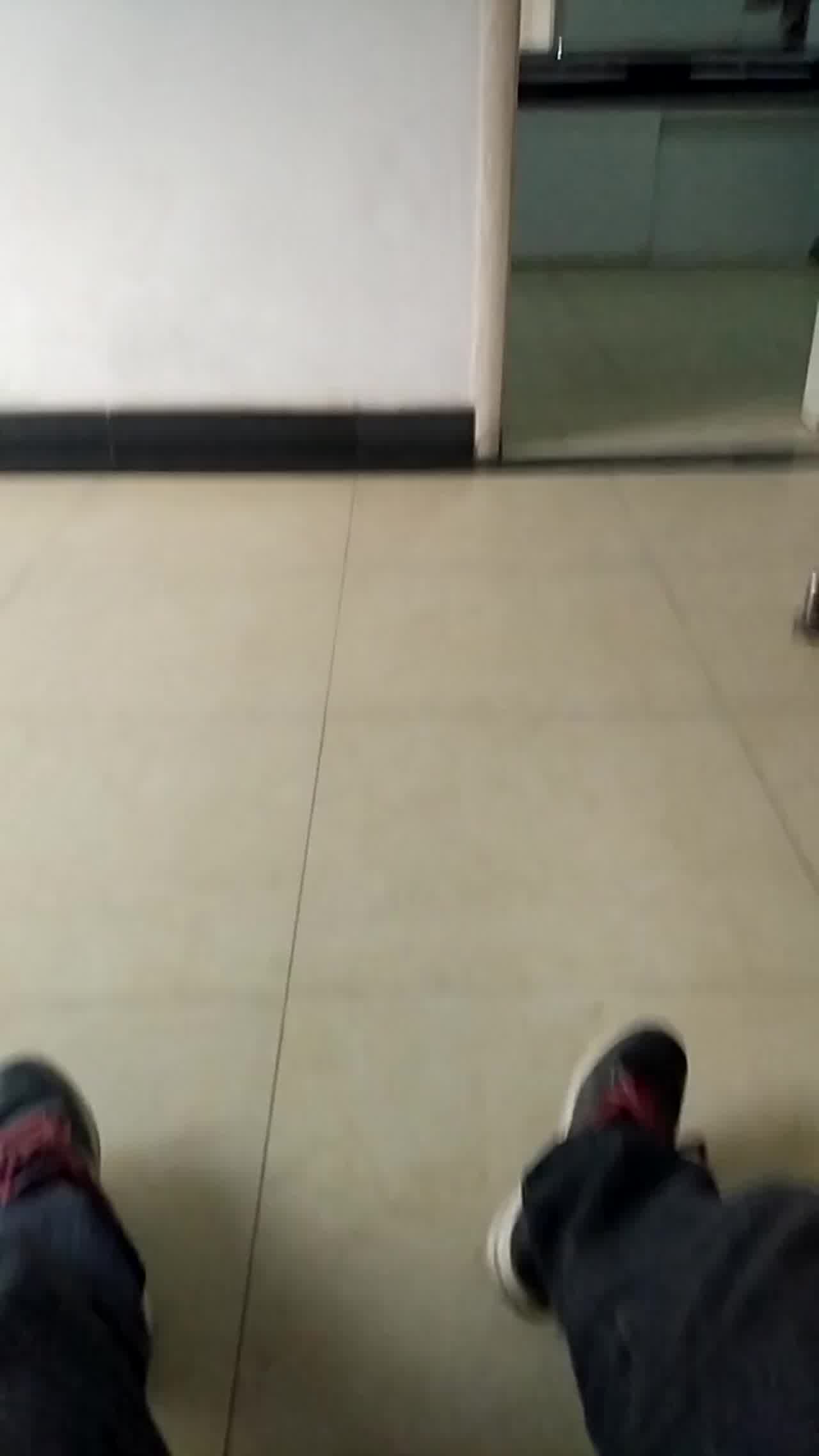  飞机侠对撸黑丝少妇，受不了胡乱射精洒满地 的剧照4