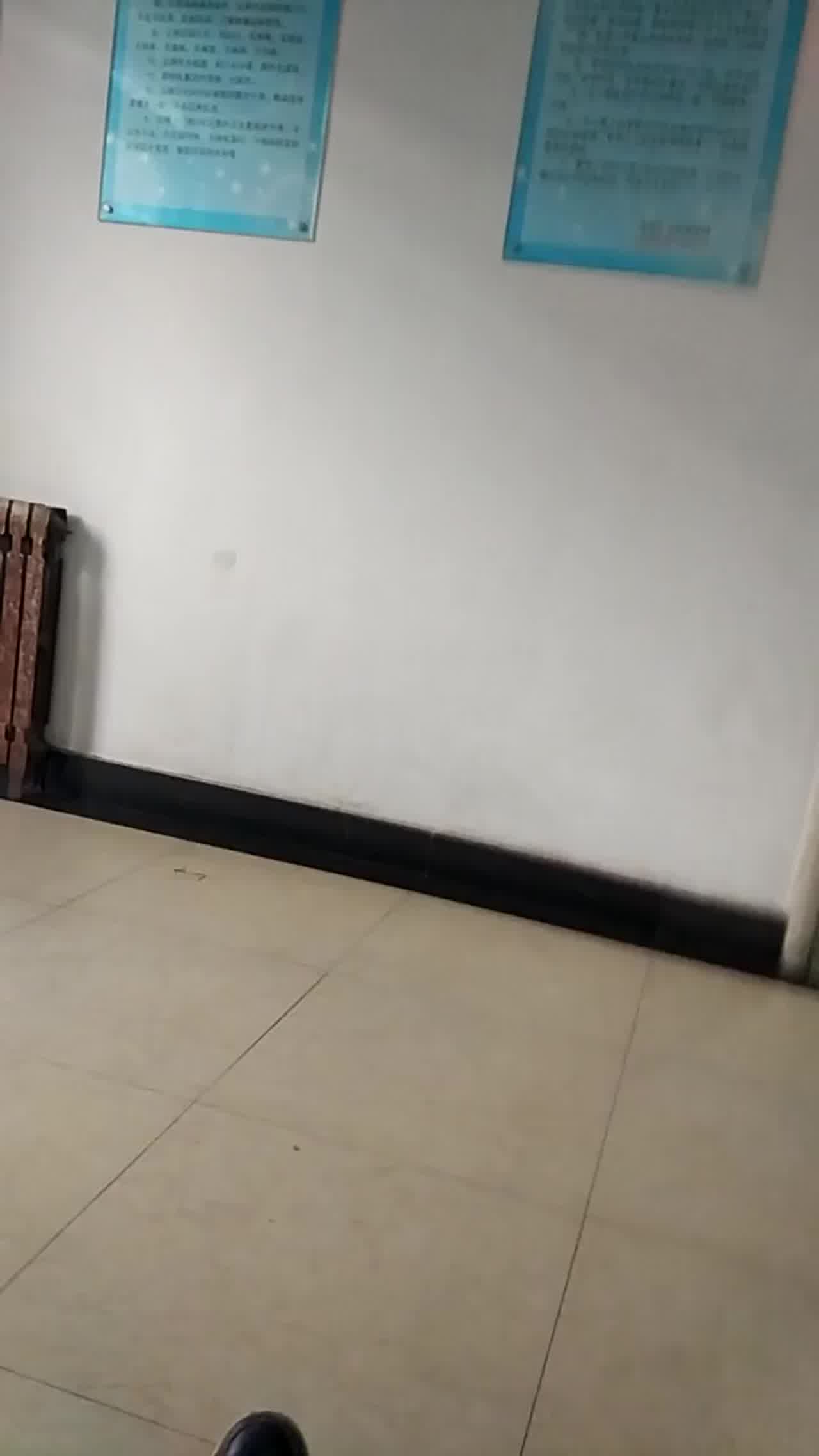  飞机侠对撸黑丝少妇，受不了胡乱射精洒满地 的剧照9