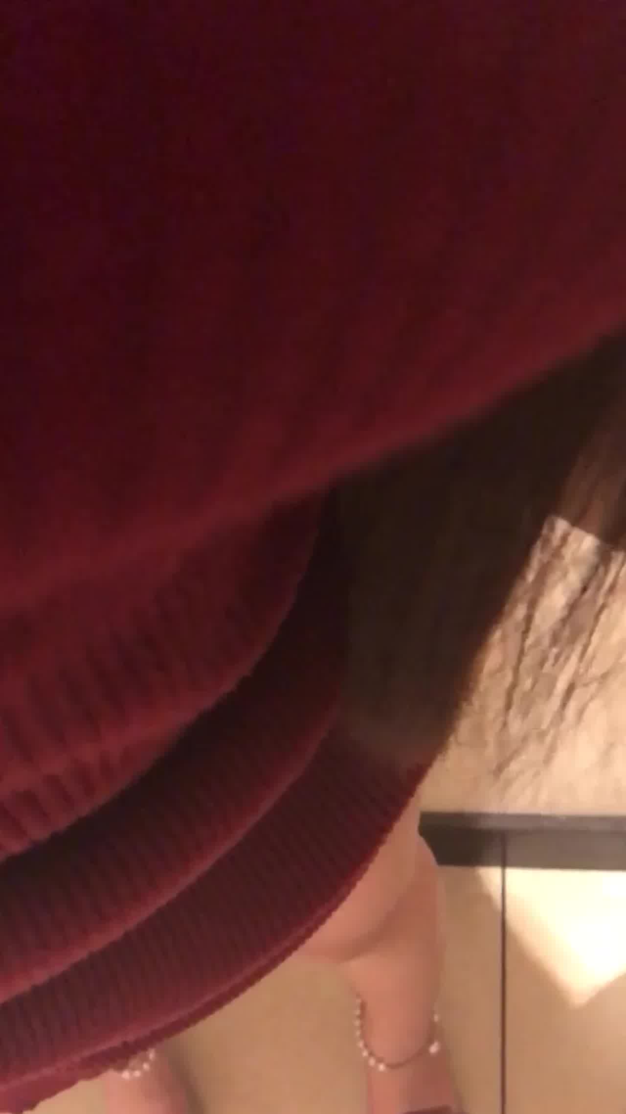  大神PUA网撩极度反差露脸骚女，线下约会居然是真空，毛茸茸的大鲍鱼太好看了，直接在快餐店卫生间搞一炮 的剧照1