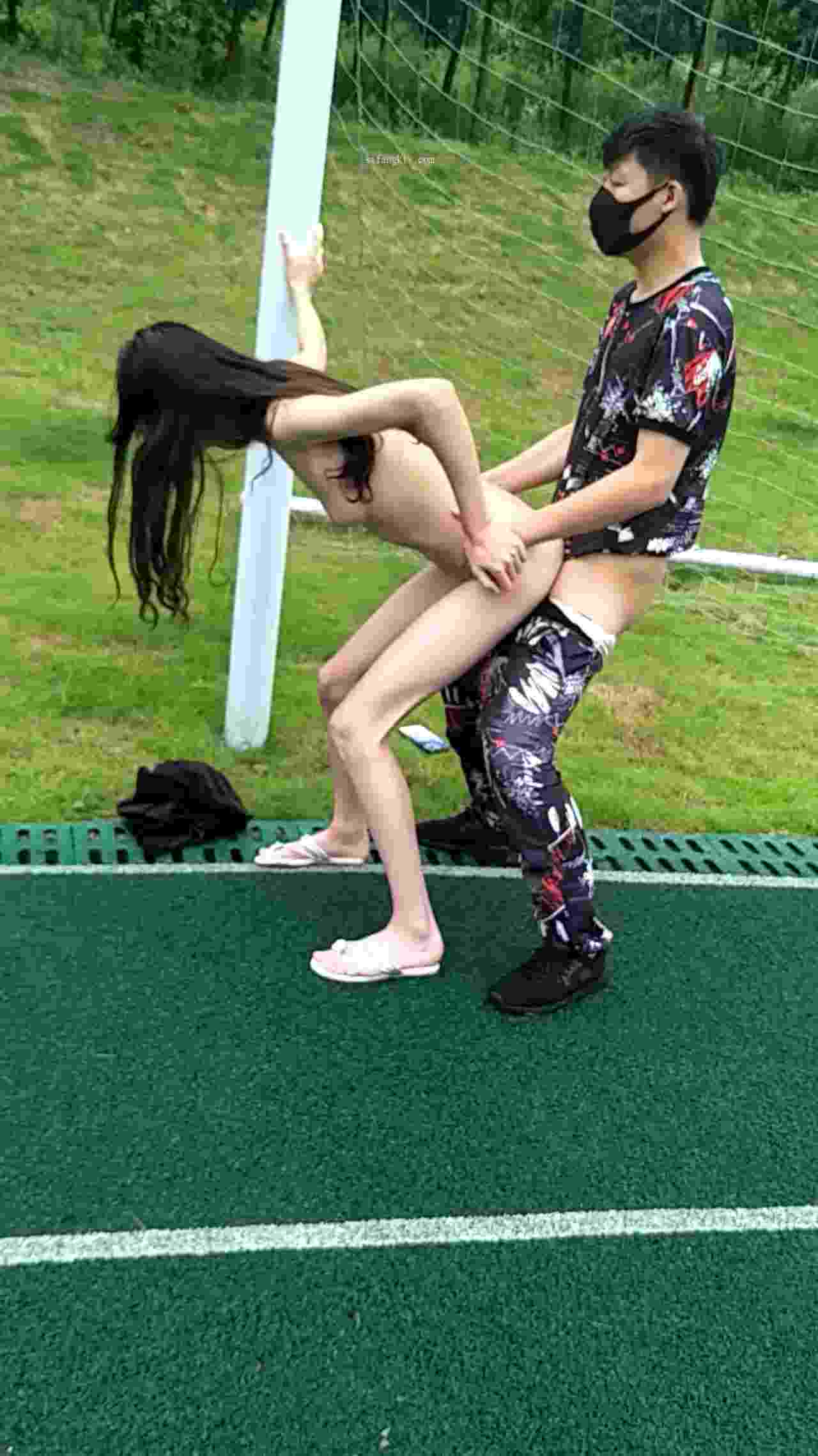  野外球场遭遇淫荡女变态鸡巴狩猎！ 的剧照8