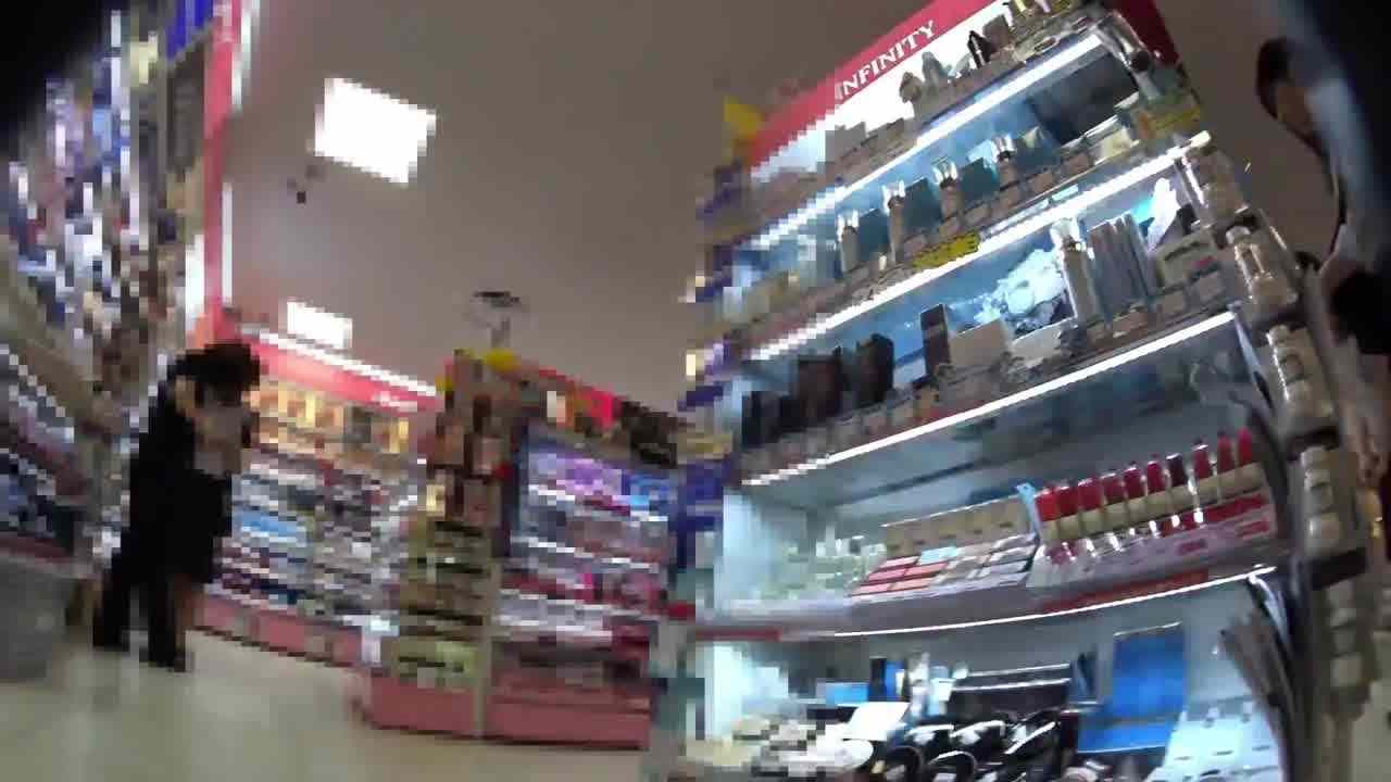  【偷拍裙底系列】神人偷拍05 的剧照2