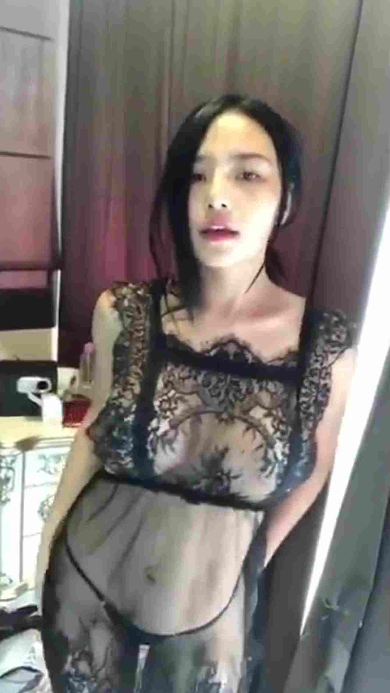  极品小姐姐蕾丝洋装诱惑 的剧照10