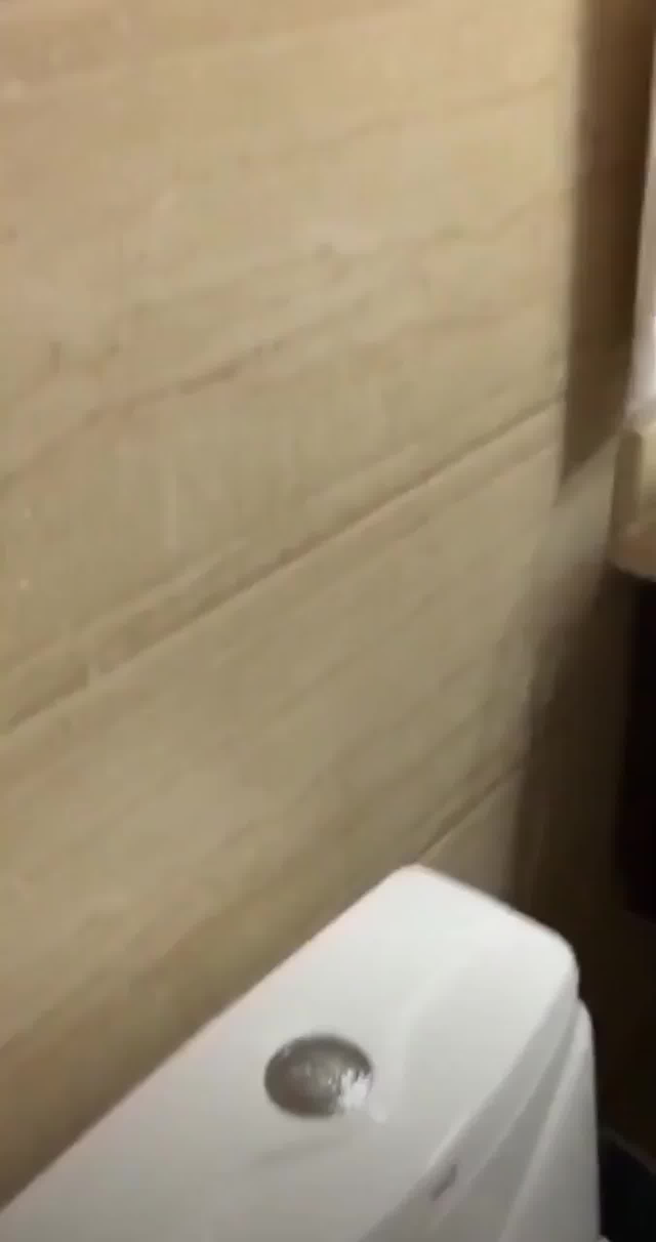  网曝门泄密 大眼嫩妹浴室激情性交 的剧照1