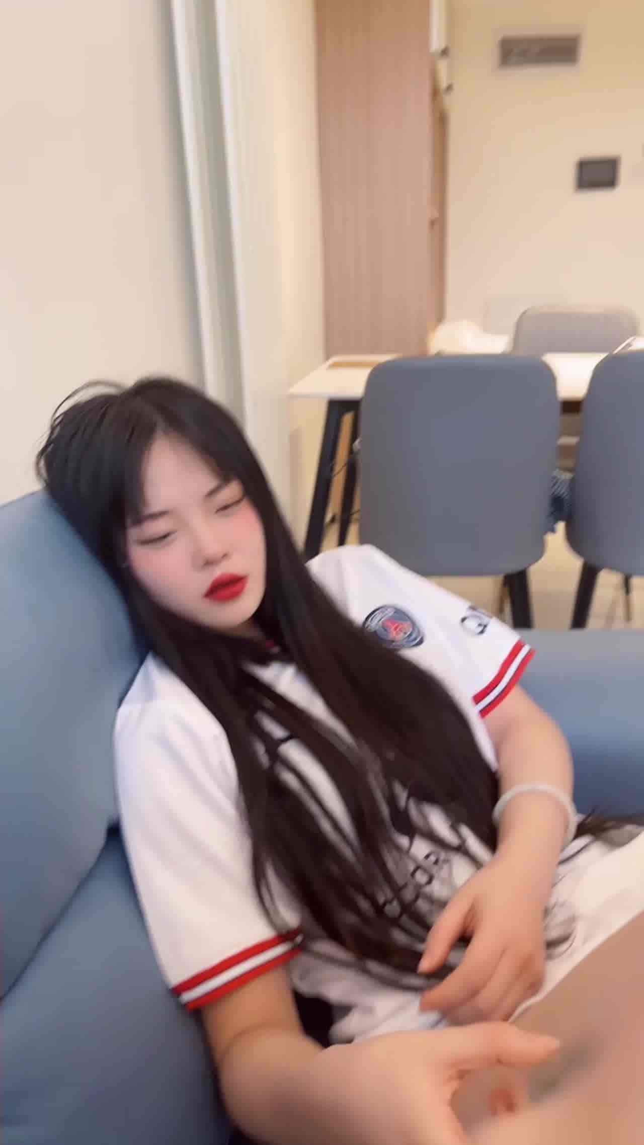  原创 牙牙 约大学同学来家里看球结果喝开了 的剧照9