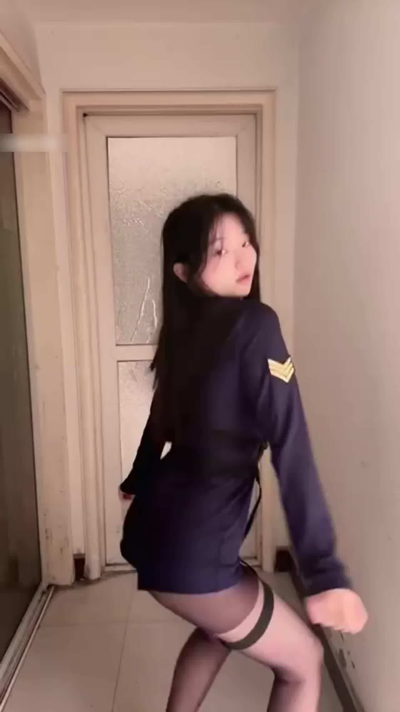  【纯欲反差天花板！扣完逼还舔手上淫水】这行为举止真的太骚了，还是个巨乳，跳舞还那么好，完美女人 的剧照5