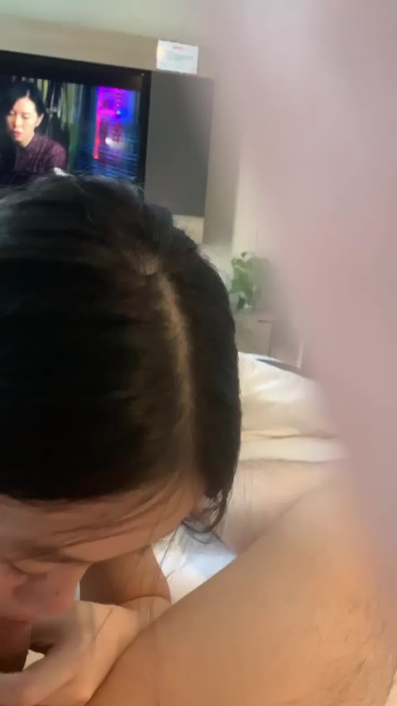  漂亮女友说喜欢吃酸奶棒棒，满足这小宝贝，倒点酸奶在鸡巴上，女友满脸的开心_舒服地给艹了！ 的剧照9