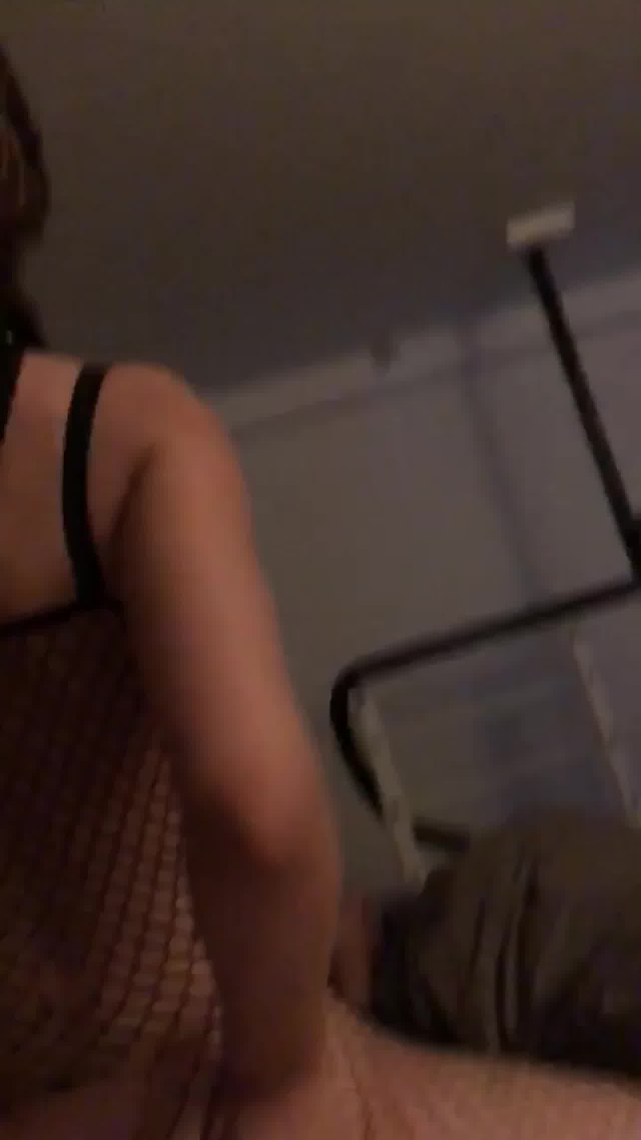  黑丝连体情趣衣，女上位无套打桩呻吟的骚气动人 的剧照7