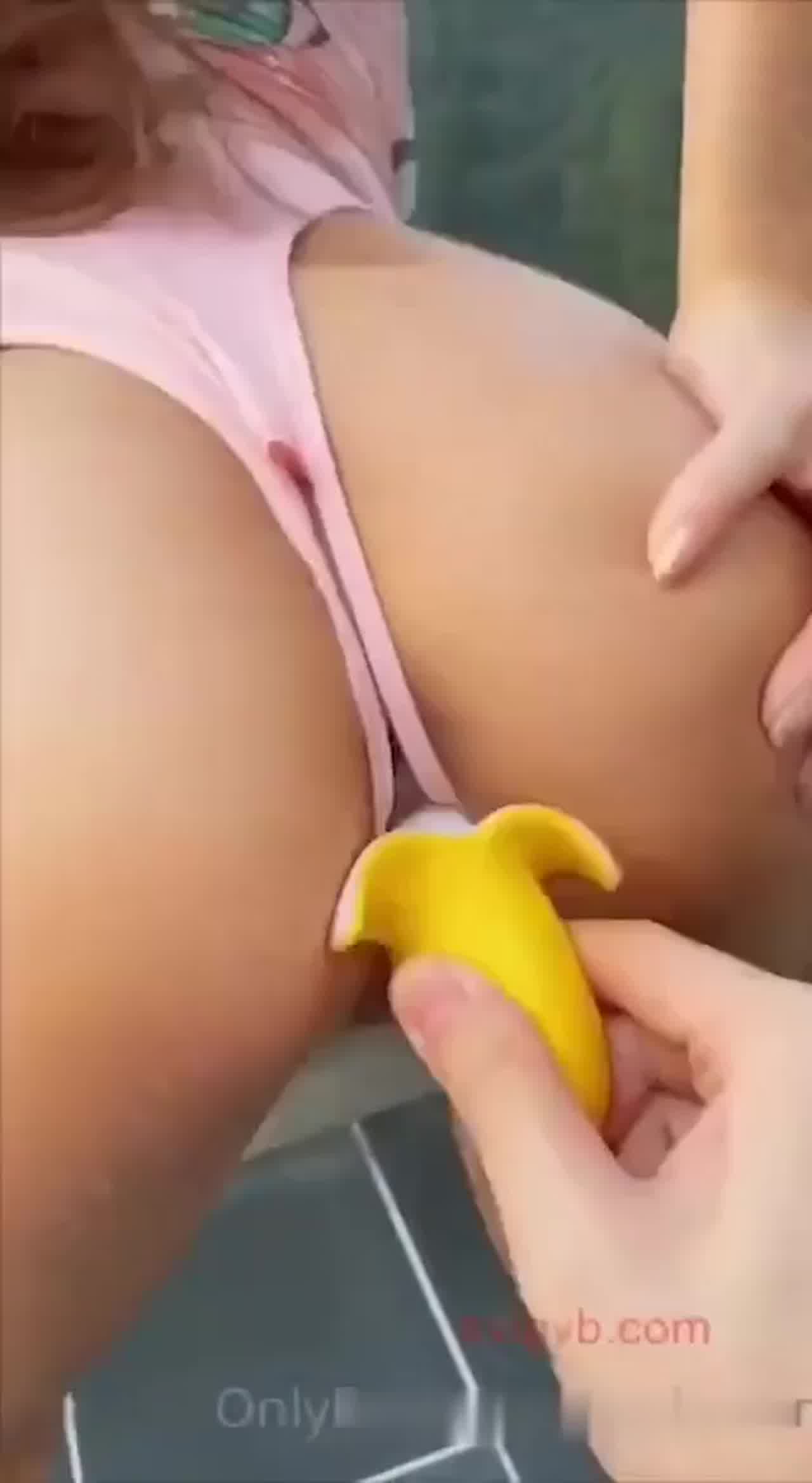  喂女神下面的嘴巴吃香蕉 的剧照6